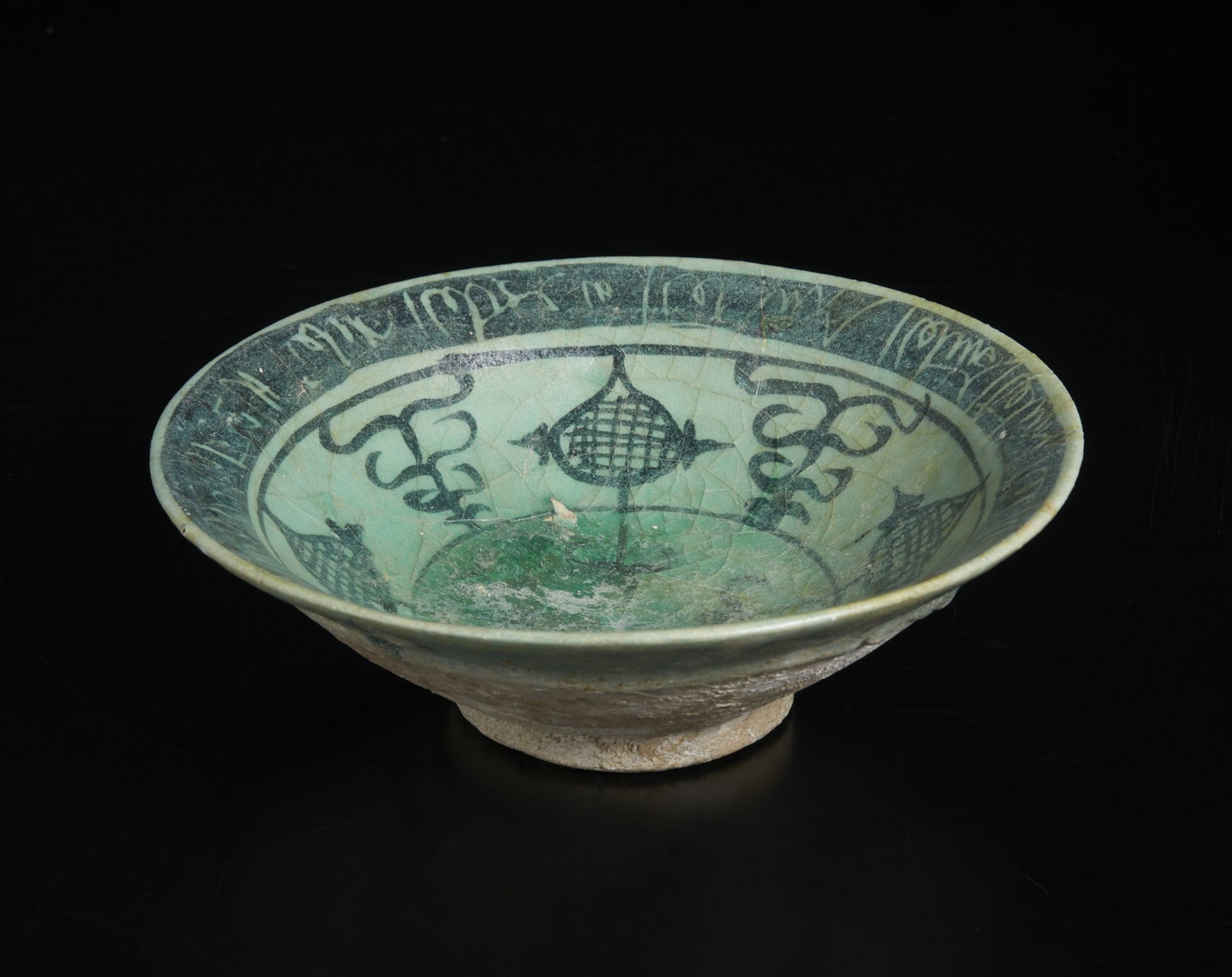 Arte Islamica An underglaze decorated pottery bowl Iran, 12th century .