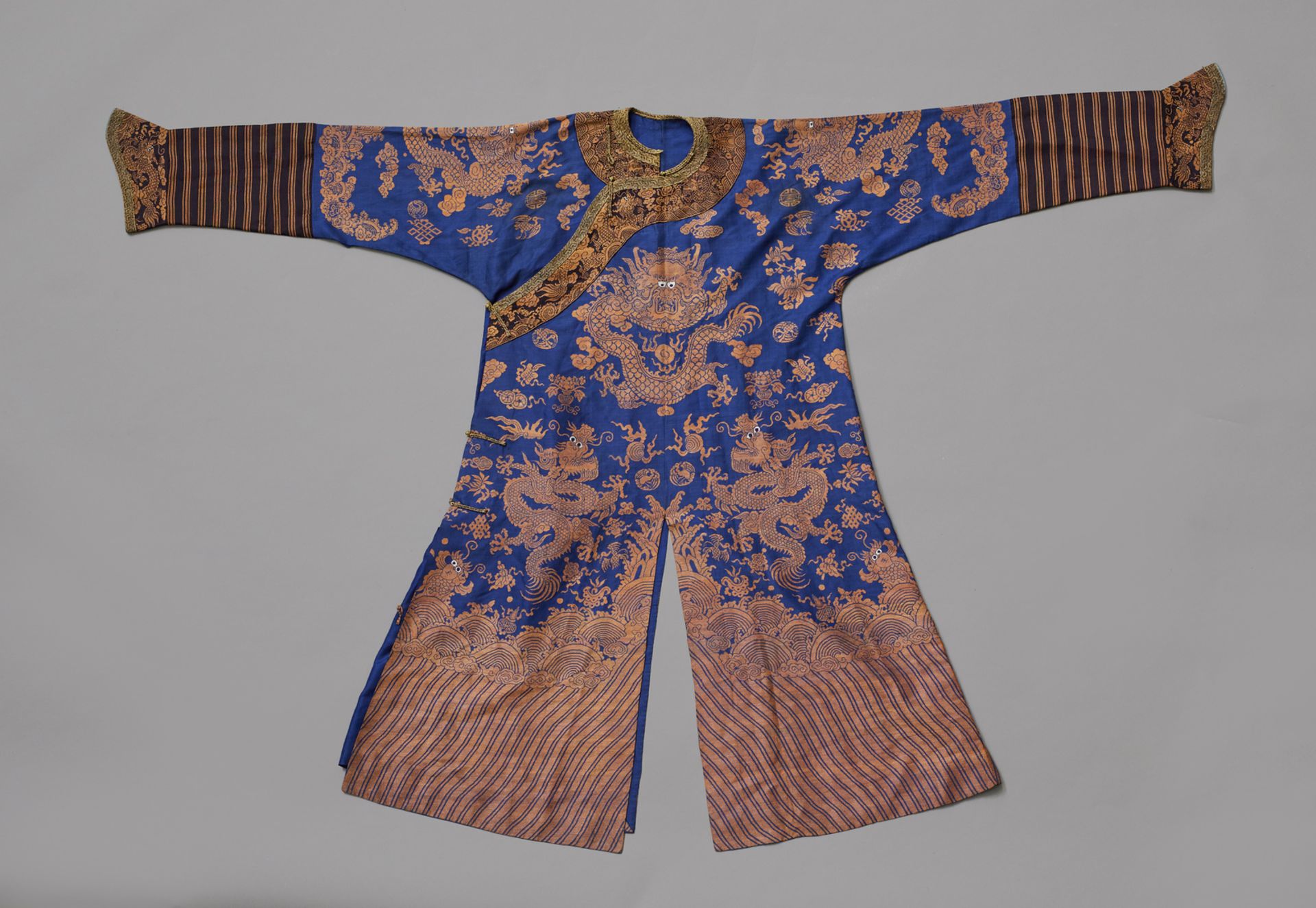 Arte Cinese An official blue- ground summer court robe, JifuChina, Qing dynasty, 19th century.