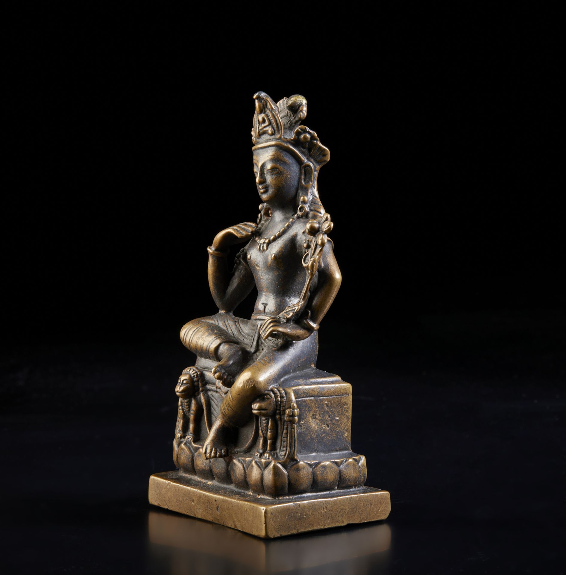 Arte Indiana A bronze figure of seated Avalokitesvara Northern India or Kashmir, 20th century . - Image 3 of 4