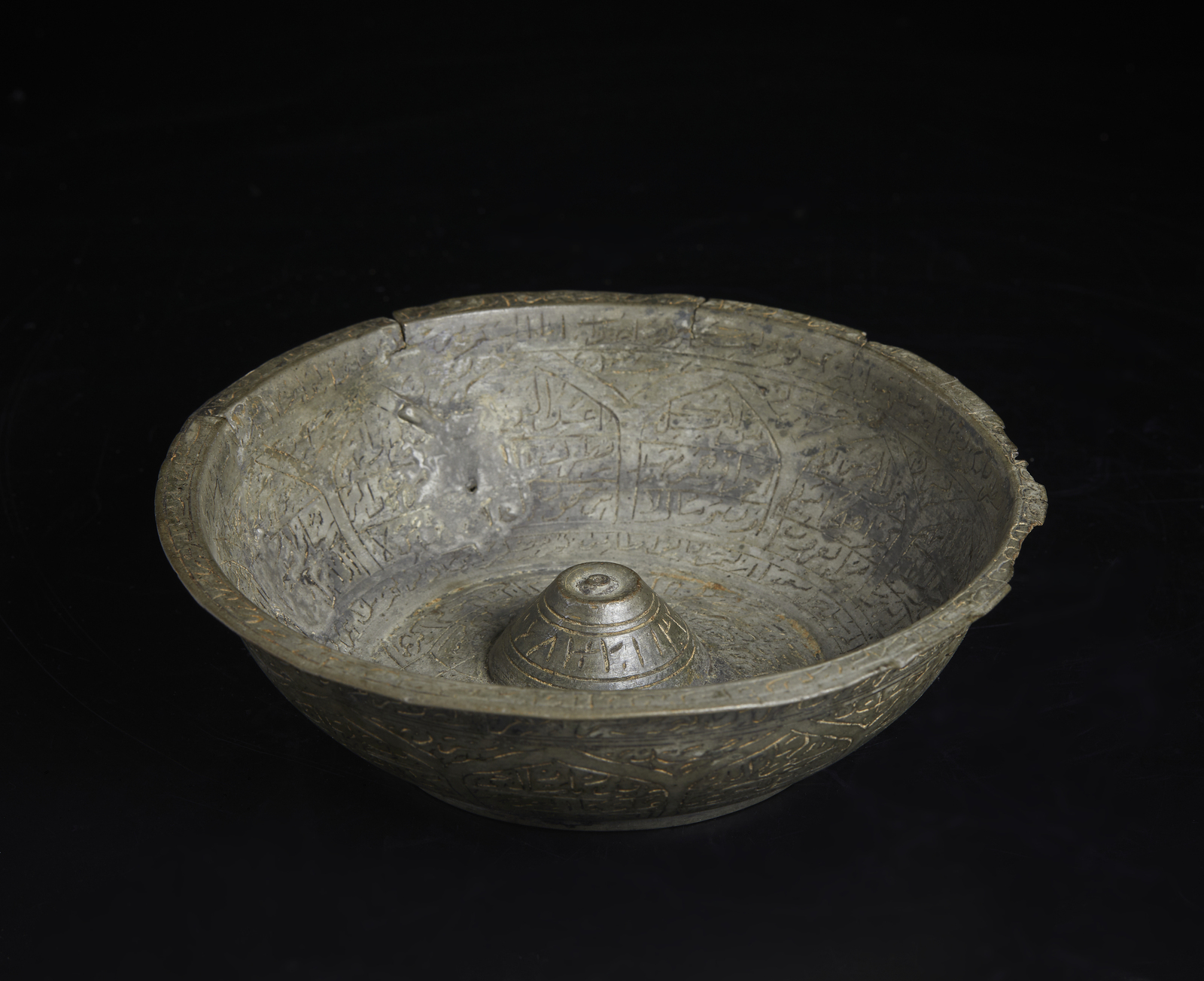 Arte Islamica A brass magic bowl India, 19th century .