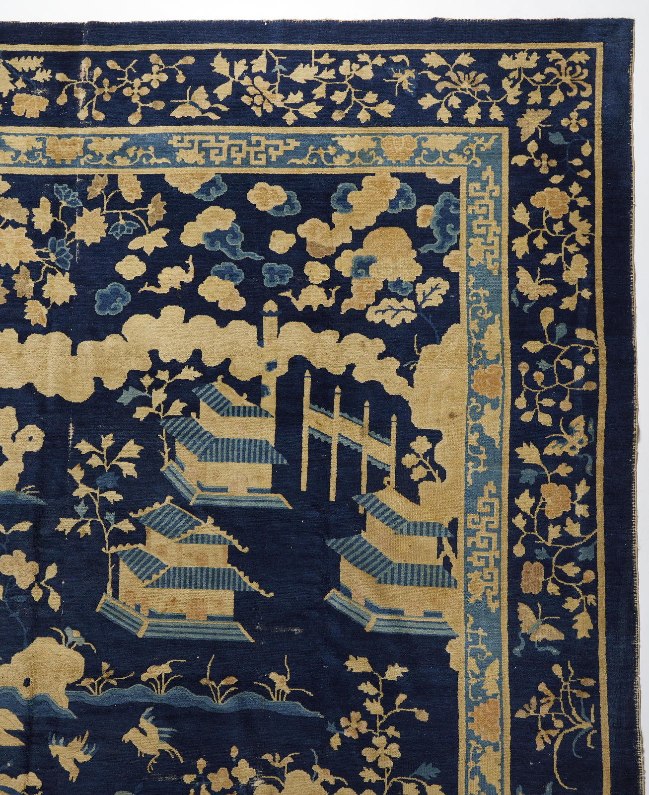 Arte Cinese A fine Beijing rug depicting a landscape China, late 19th century . - Image 2 of 3
