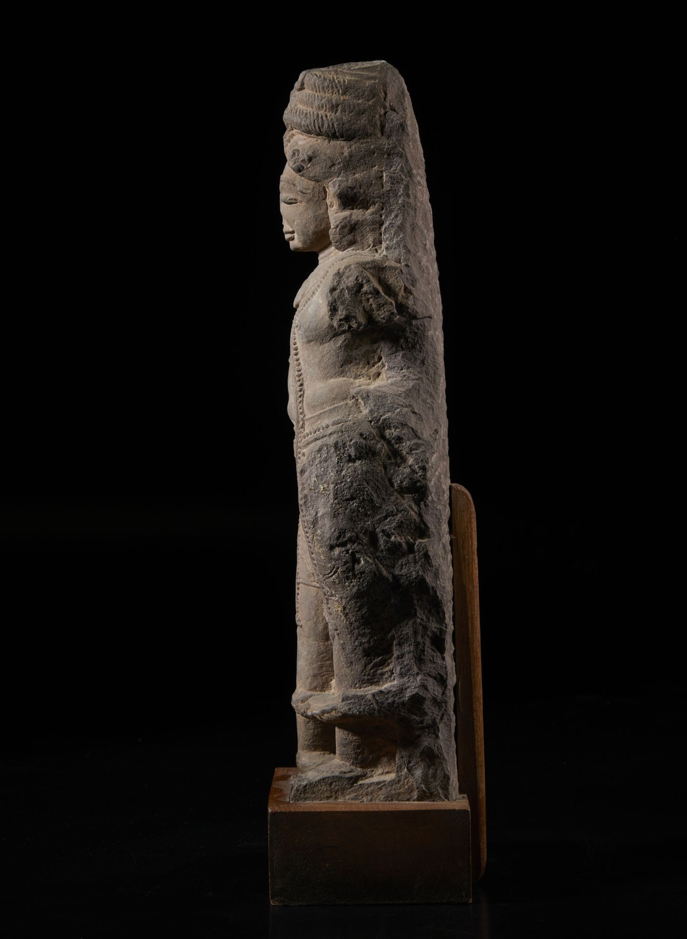 Arte Indiana A sandstone figure of standing Shiva Central India, Madhya Pradesh, Chandella dynasty, - Image 4 of 6
