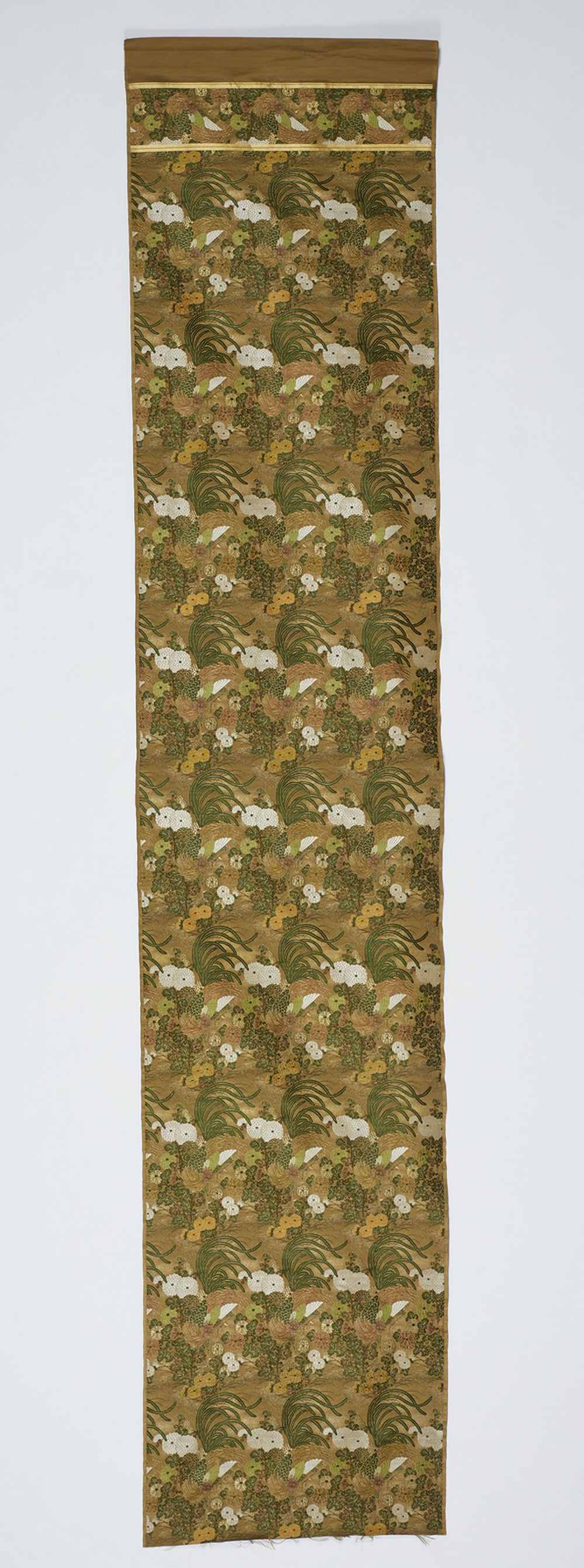Arte Giapponese A large piece of damascus silk depicting birds and flowers Japan, Meiji, 19th cent