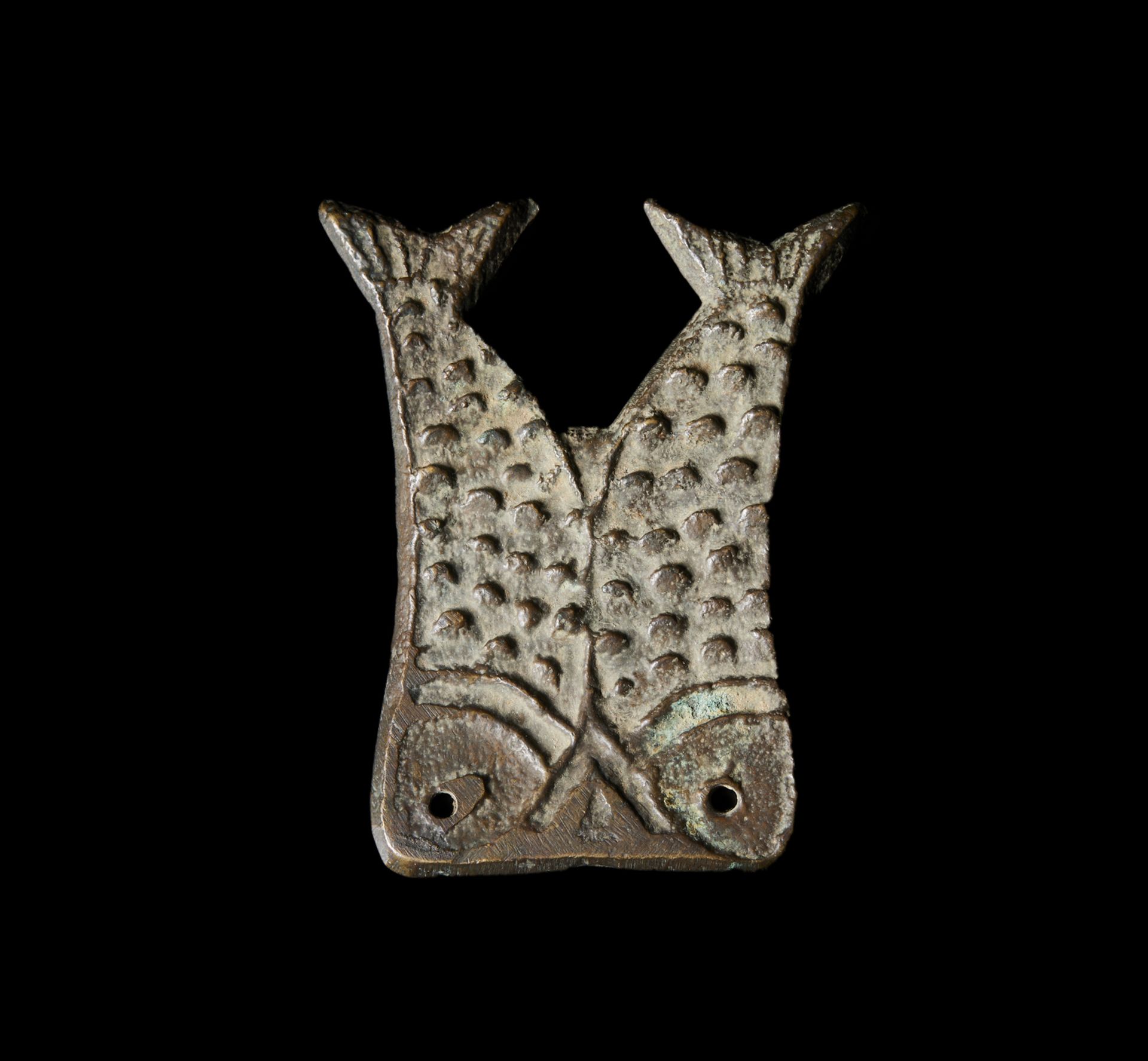 Arte Cinese A bronze pendant depicting two fishesChina, Qing, 19th century.