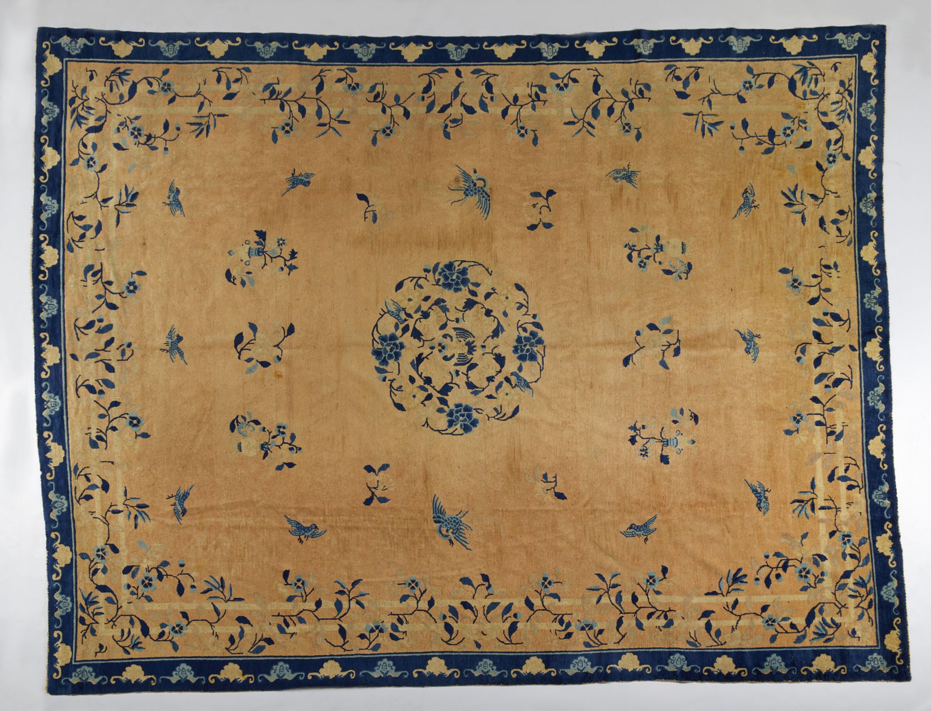Arte Cinese  A large Beijing rug China, late 19th century .