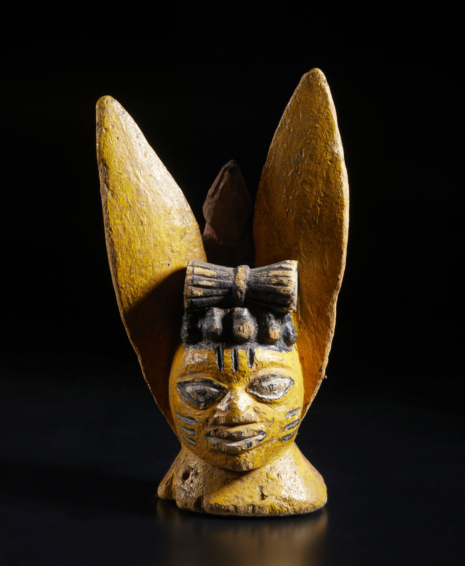Arte africana Nigeria, Yoruba. Apasa crest mask. Wood and pigments. . - Image 2 of 5