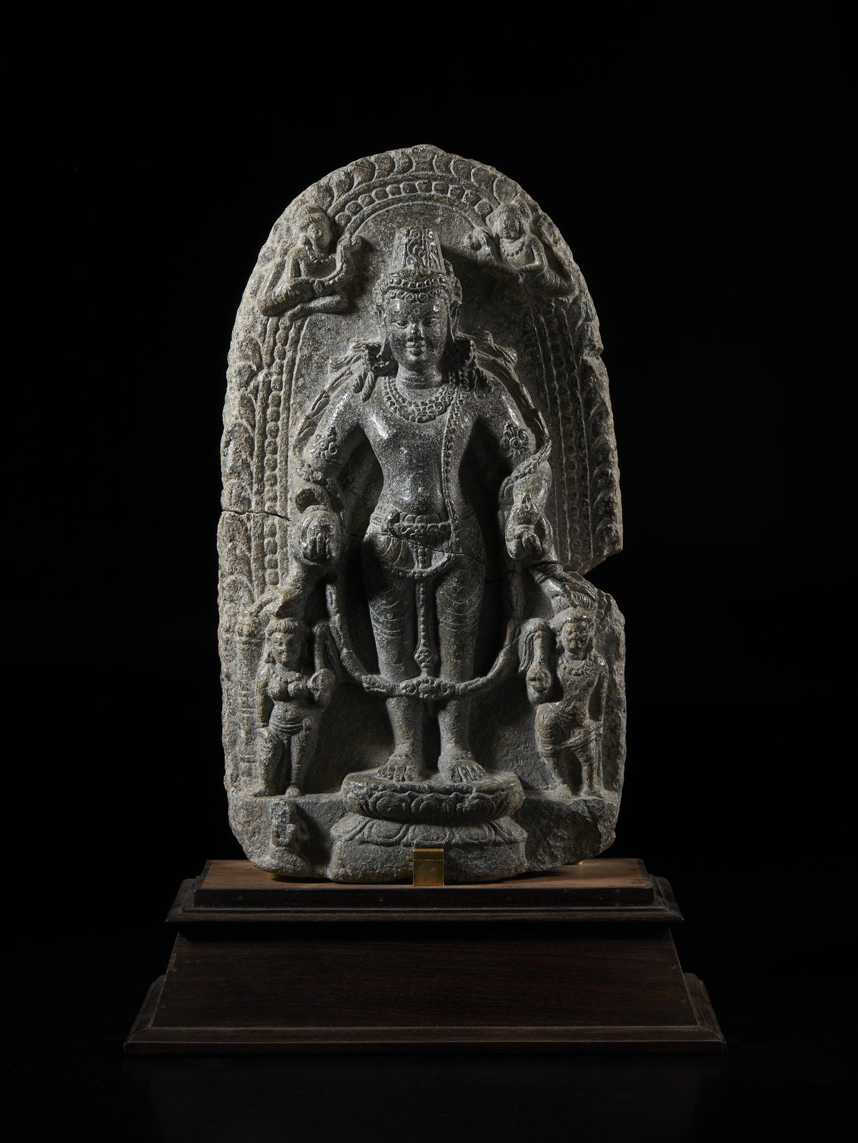 Arte Indiana A black stone stele portraying Lord VishnuNorth-Eastern India, Bihar, Pala period, 11t - Image 2 of 6
