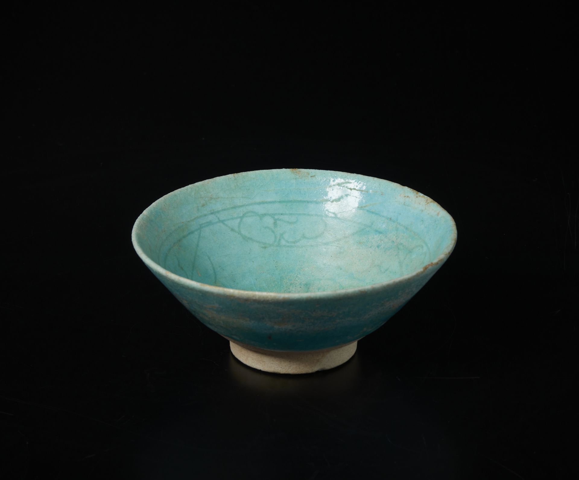 Arte Islamica A monochrome turquoise glazed fritware bowl Eastern Iranian world, possibly Bamiyan, - Image 2 of 4