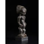 Arte africana Democratic Republic of Congo, Hemba. Ancestor sculpture. Dark and shiny patina. .