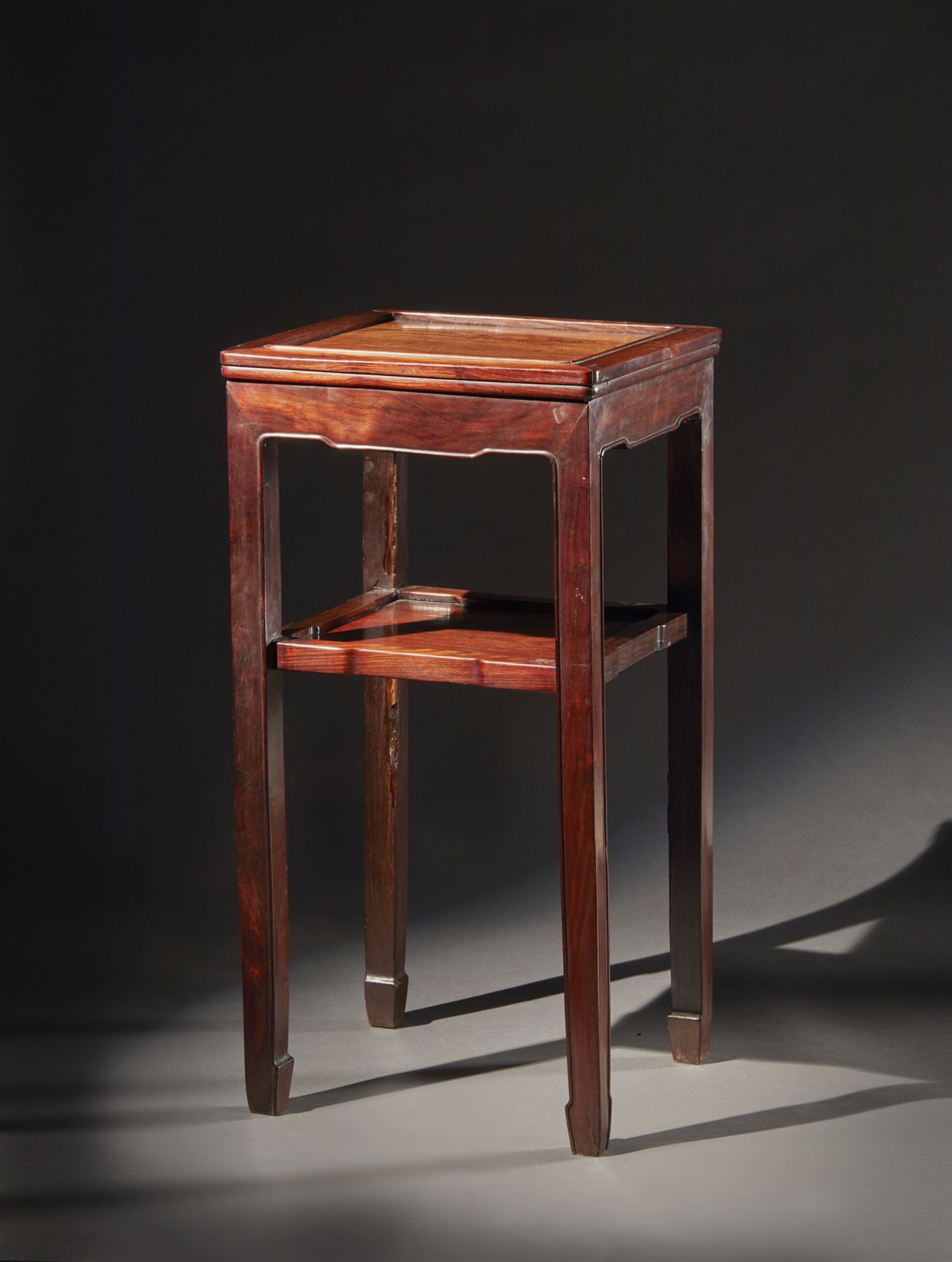 Arte Cinese A huanghuali wood corner leg tall standChina, Qing, 18th century. - Image 3 of 4