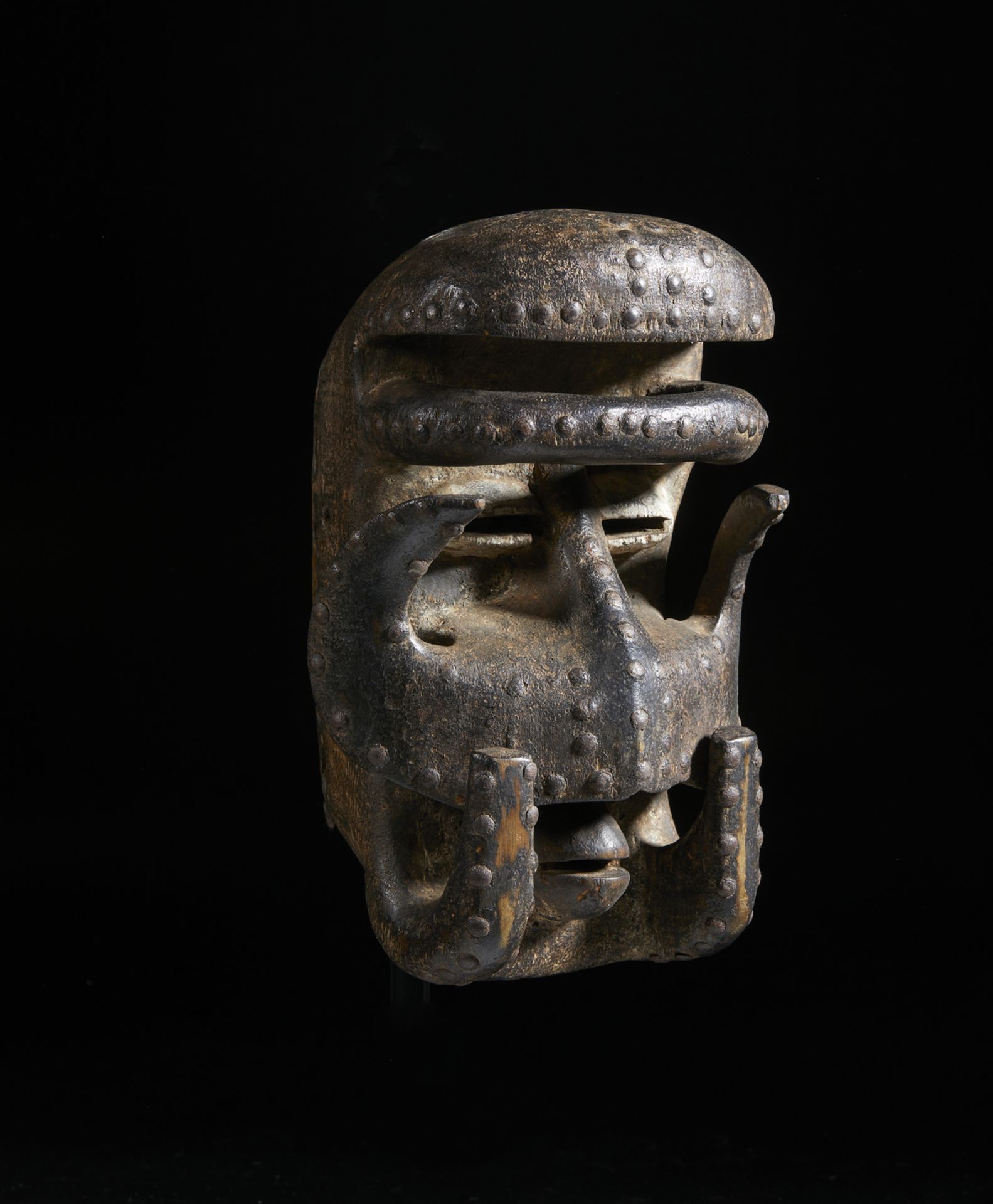 Arte africana Liberia/ Ivory Coast, Bete. Wooden mask, leather, studs.Signs of use. - Image 2 of 5