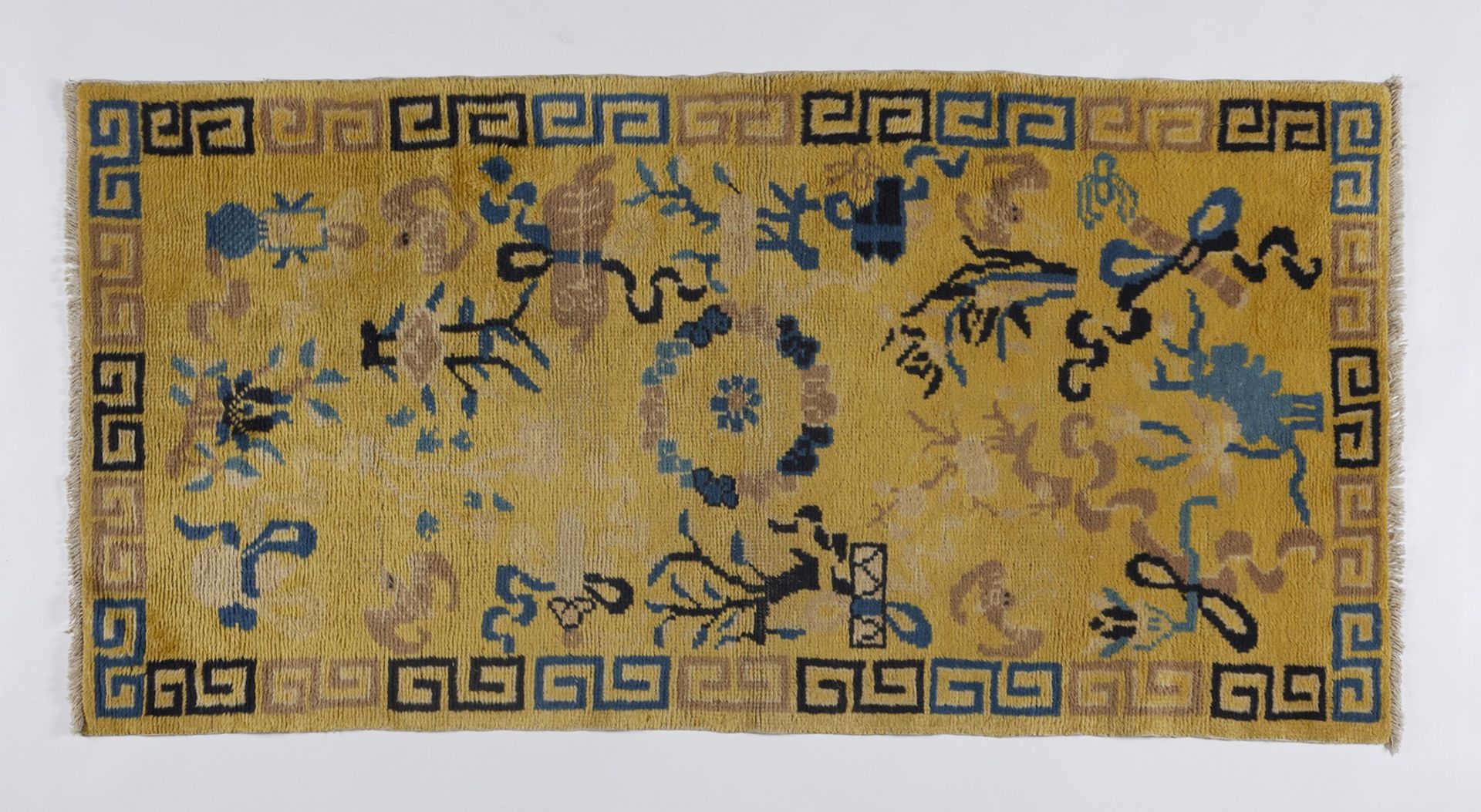 Arte Cinese  A yellow ground "Ningxia" rugChina, Qing, early 20th century.
