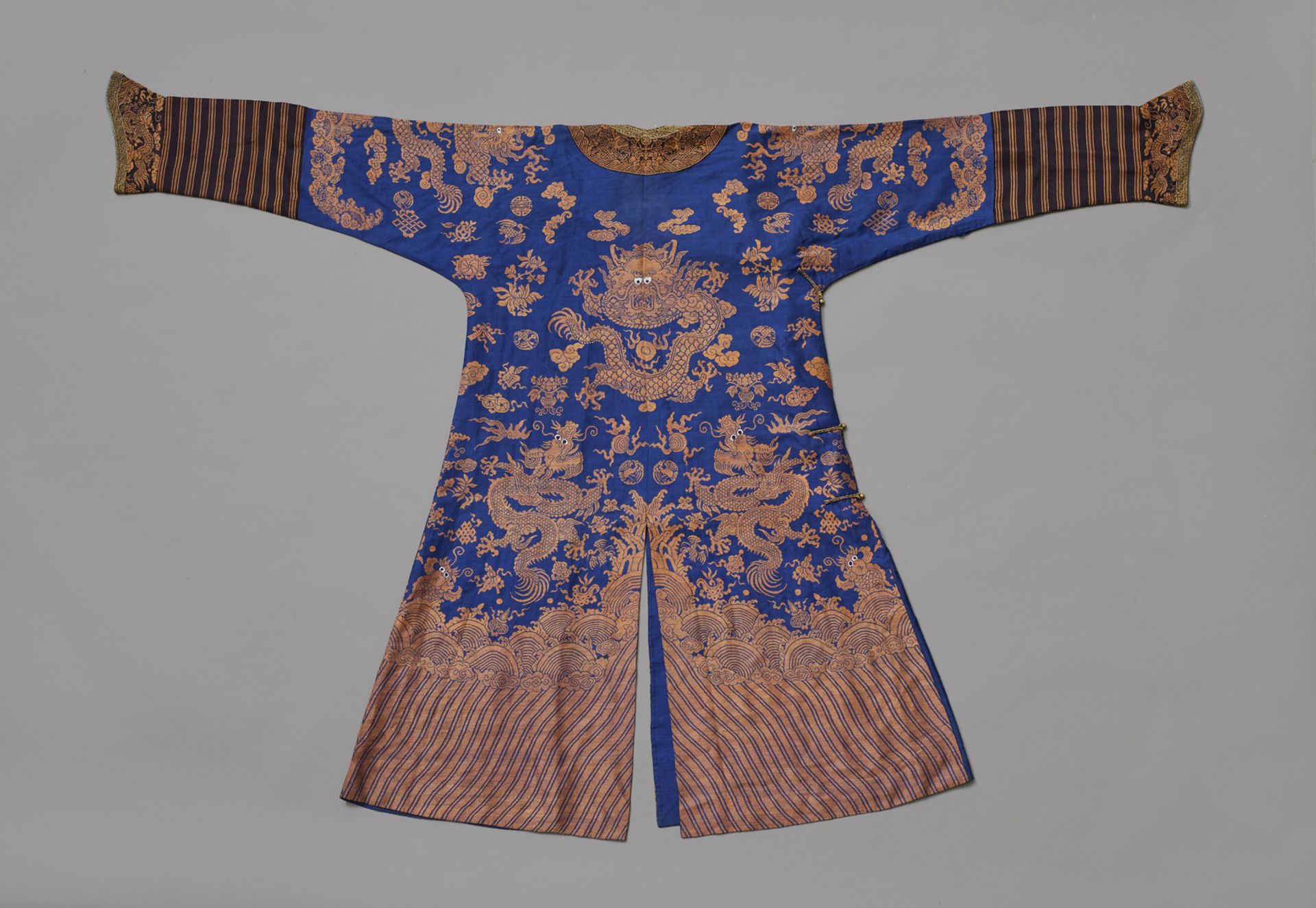 Arte Cinese An official blue- ground summer court robe, JifuChina, Qing dynasty, 19th century. - Image 2 of 2