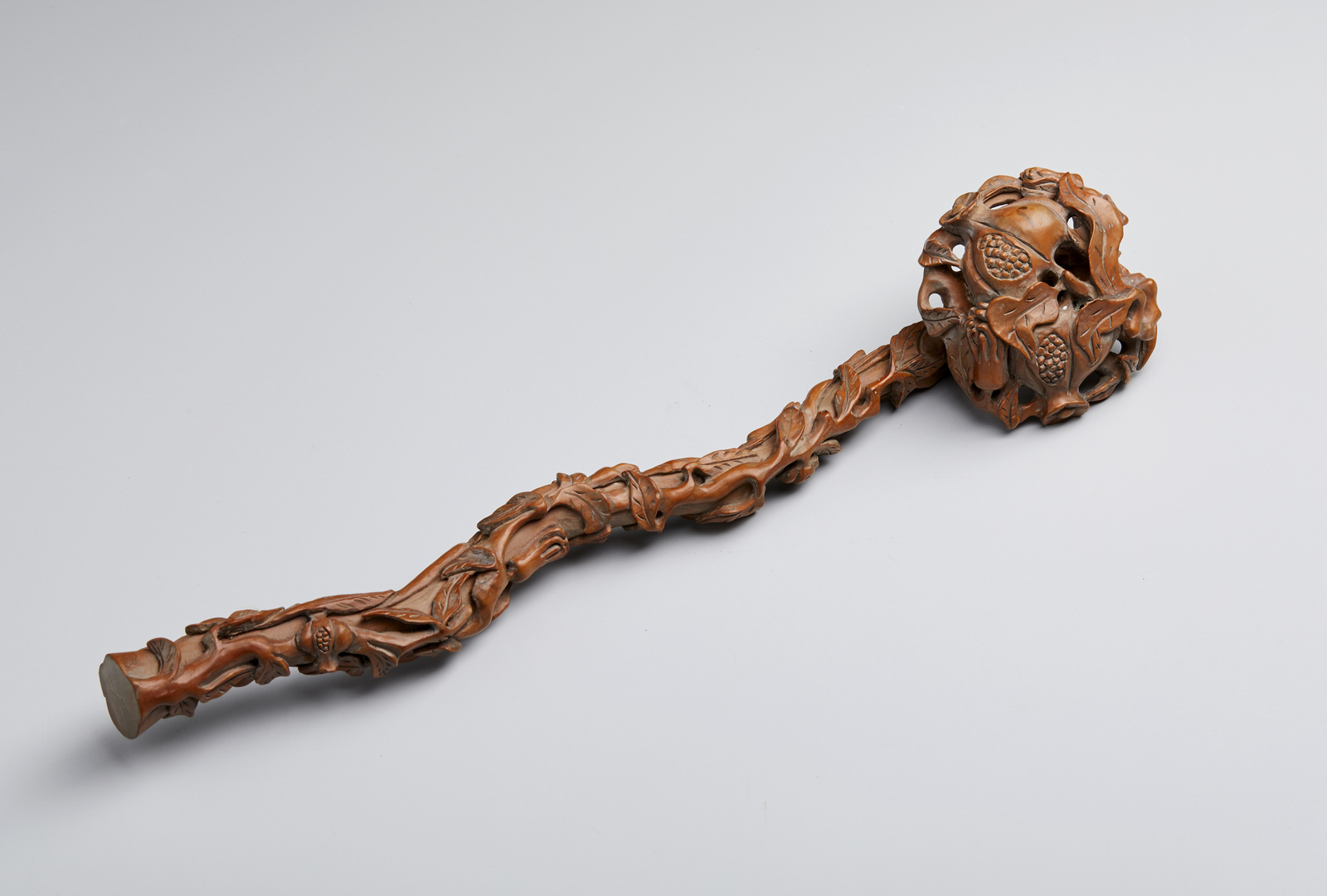 Arte Cinese A boxwood ruyi scepter carved with vegetal motifChina, Qing dynasty, 19th century . - Image 2 of 5