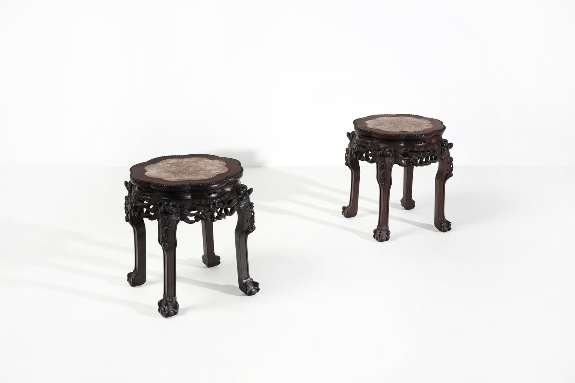 Arte Cinese  A pair of wooden stools with pink marble top China, Qing dynasty, 19th century . - Bild 6 aus 7