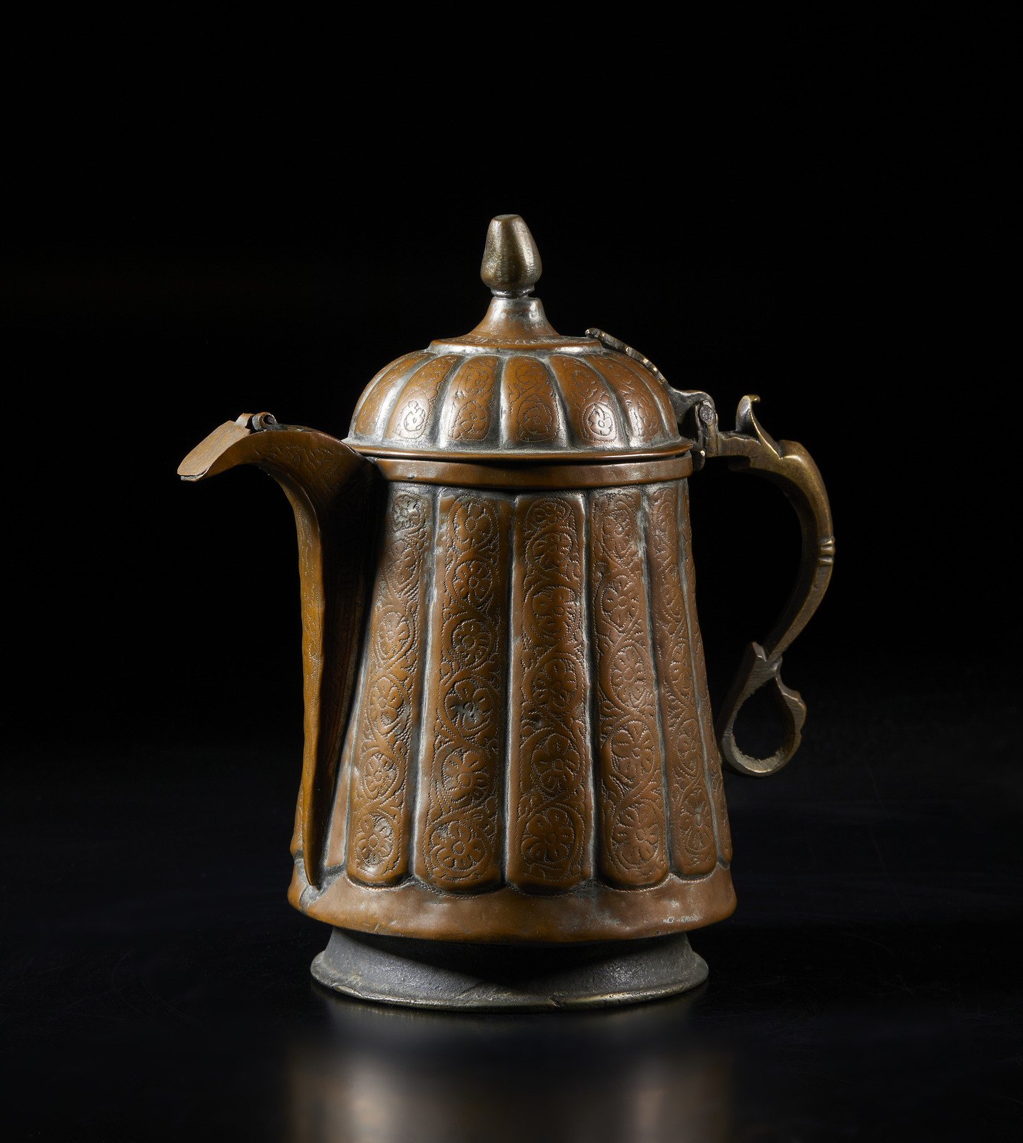 Arte Islamica A large ribbed body copper teapot chiselled with floral motifsKashmir, 19th century .