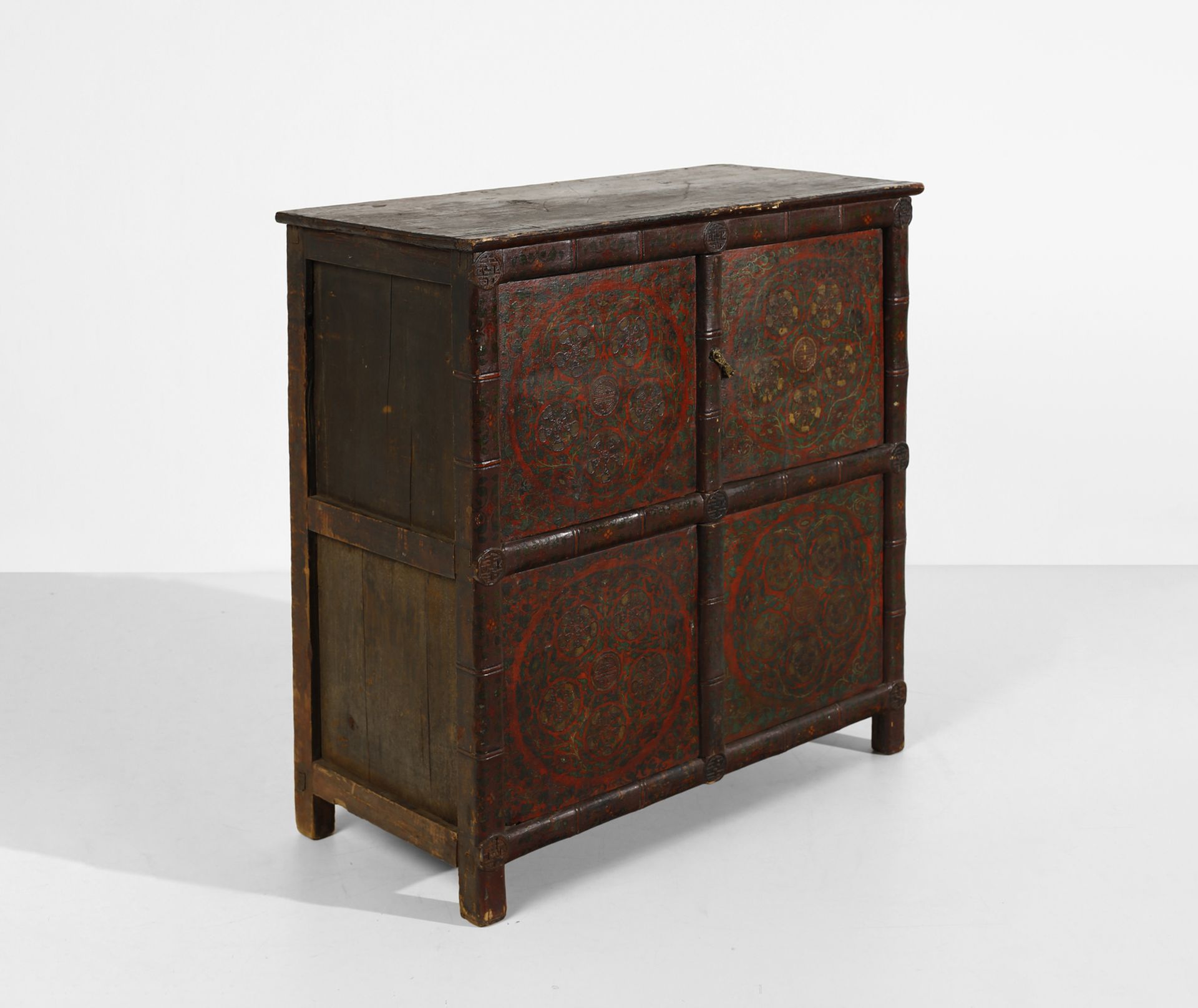 Arte Himalayana A wooden polychrome furniture with brass hinges Tibet, 19th-20th century . - Image 2 of 9