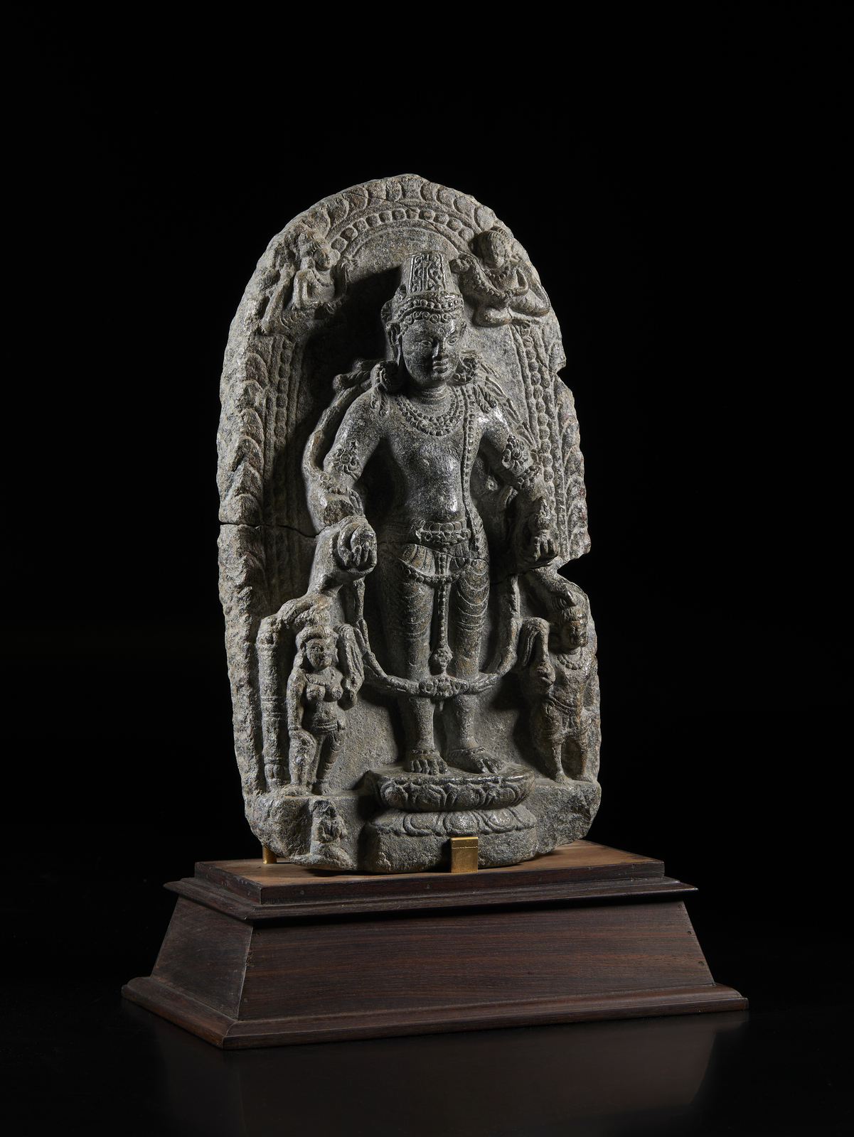 Arte Indiana A black stone stele portraying Lord VishnuNorth-Eastern India, Bihar, Pala period, 11t - Image 5 of 6