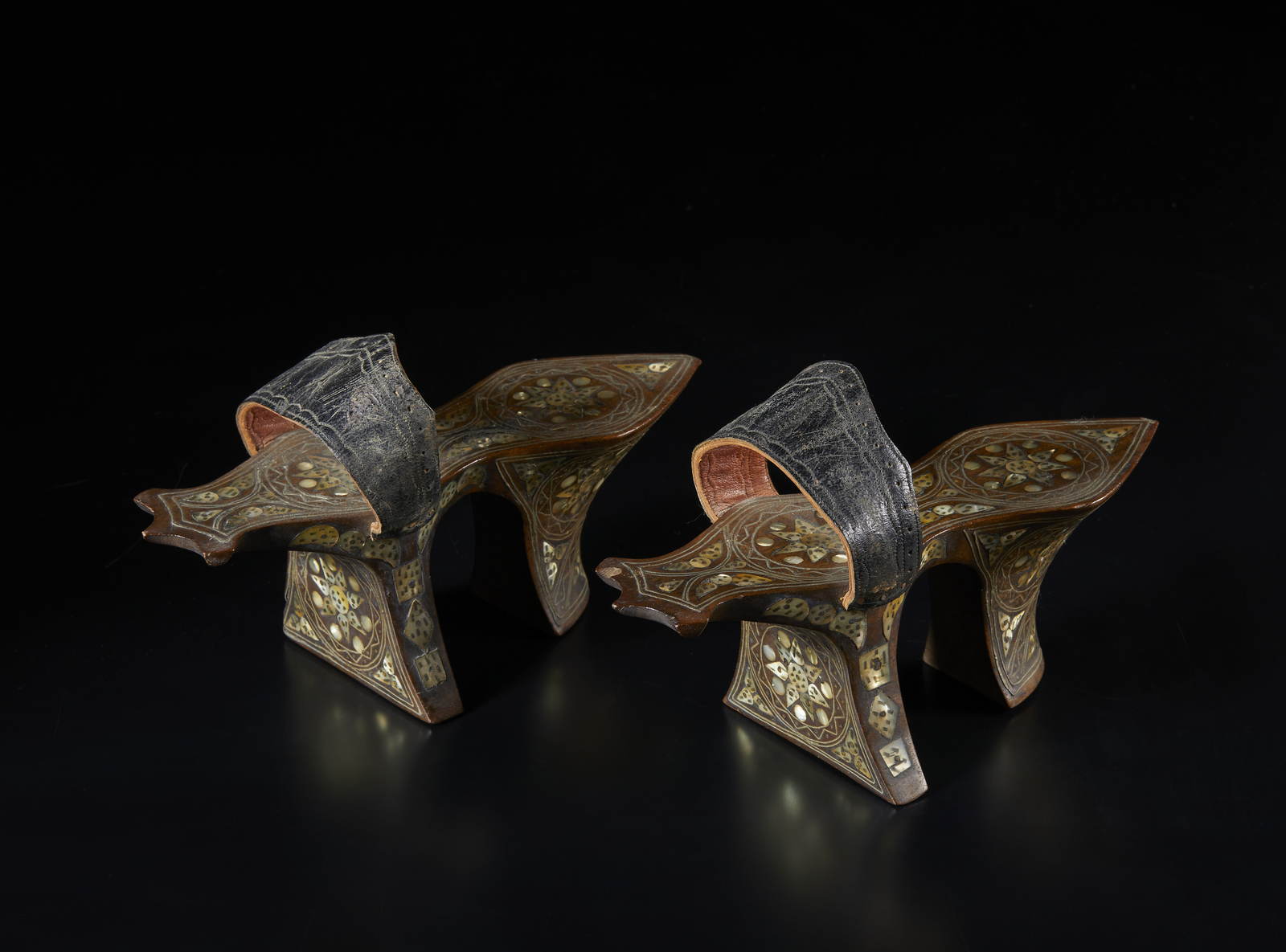 Arte Islamica A pair of mother-of-pearl inlaid wooden hammam clogs Ottoman Turkey, 19th century .