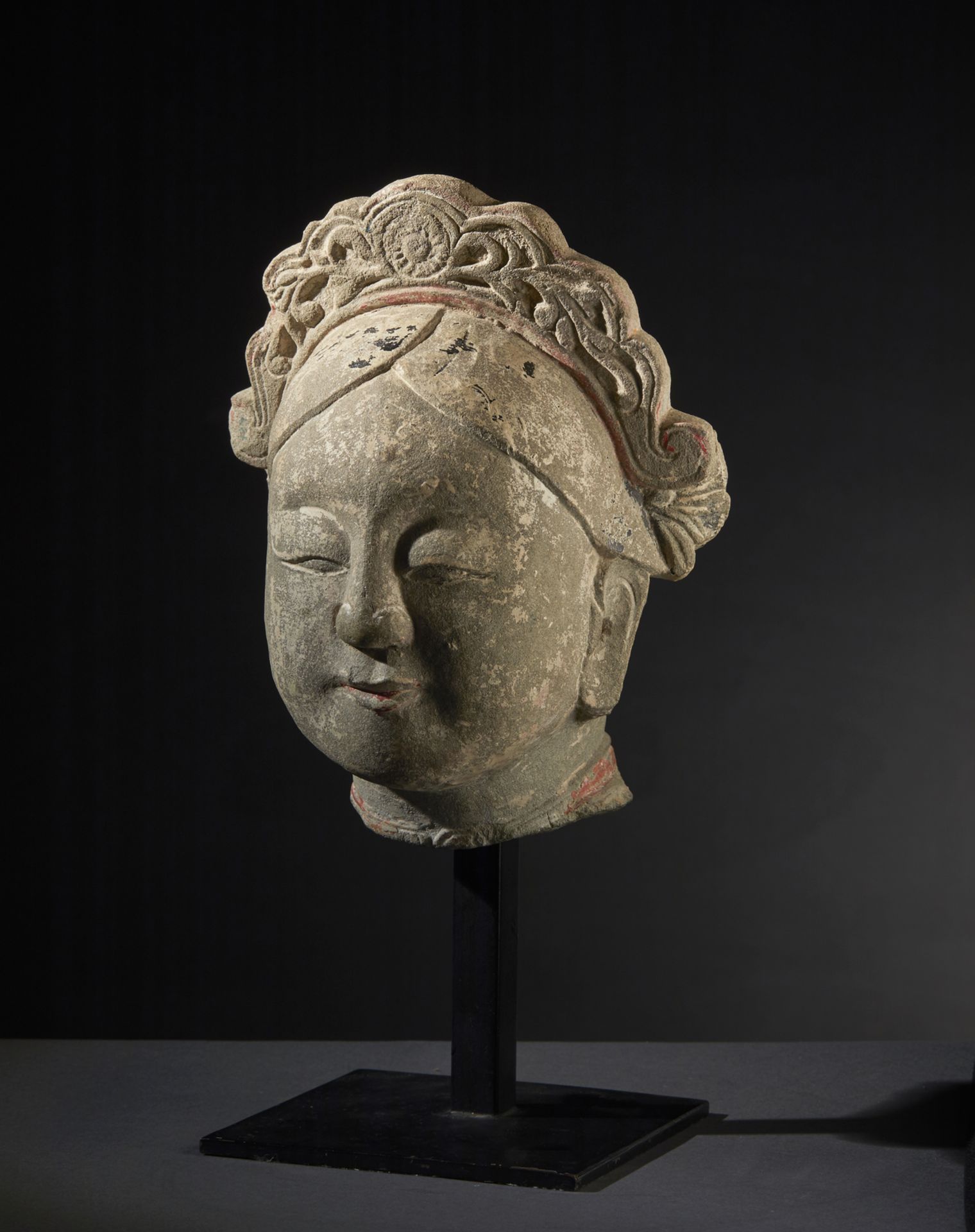 Arte Cinese A sandstone female head.China, Tang dynasty. - Image 2 of 5