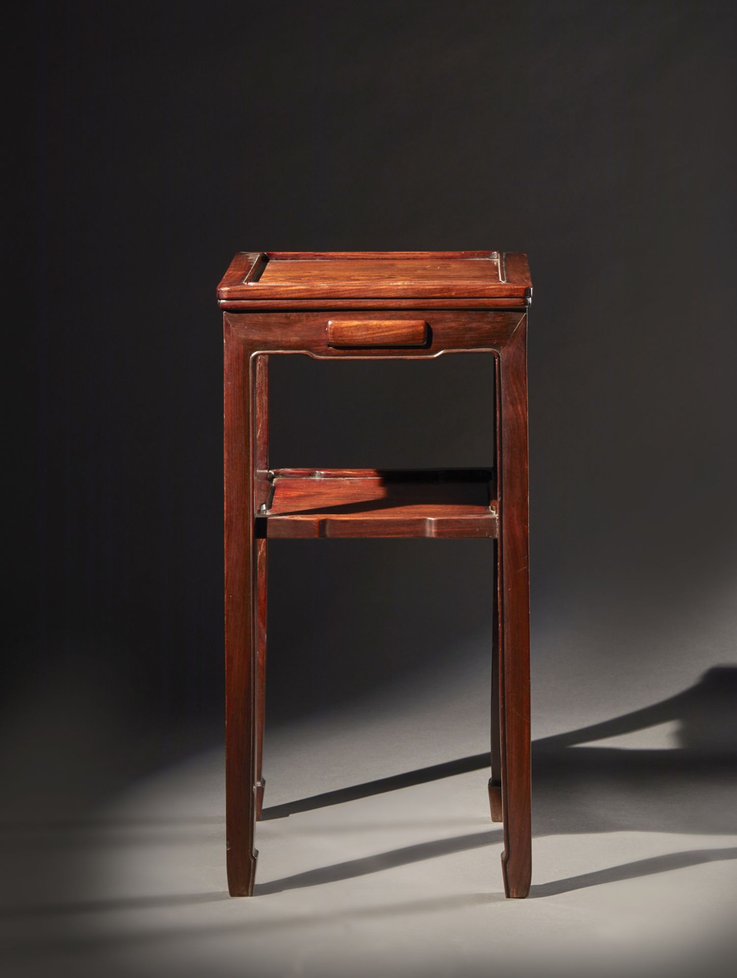 Arte Cinese A huanghuali wood corner leg tall standChina, Qing, 18th century. - Image 2 of 4