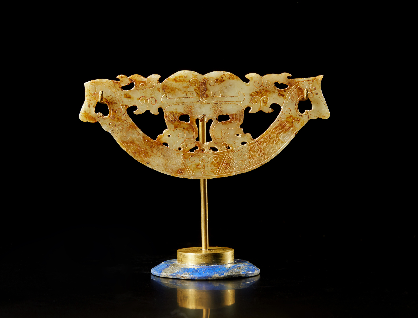 Arte Cinese A Han style carved and pierced mottled jade pendantChina, Qing (?) 18th century.