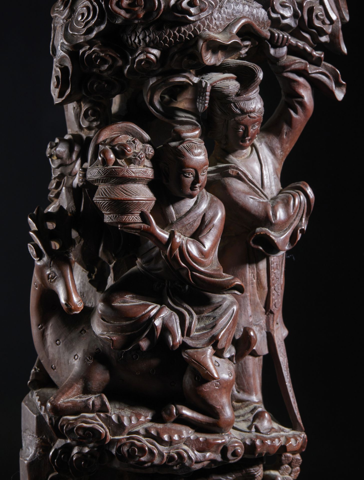 Arte Cinese A large carved hard wood timber depicting a group of Taoist deitiesChina, early 20th ce - Image 6 of 8
