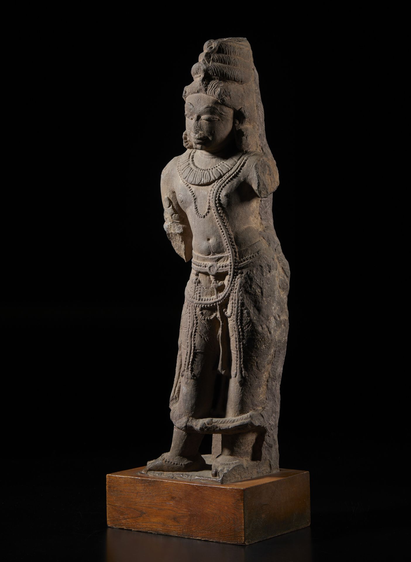 Arte Indiana A sandstone figure of standing Shiva Central India, Madhya Pradesh, Chandella dynasty,