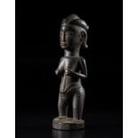 Arte africana Democratic Republic of Congo, Chokwe. Female figure, Wood with dark patina.First half