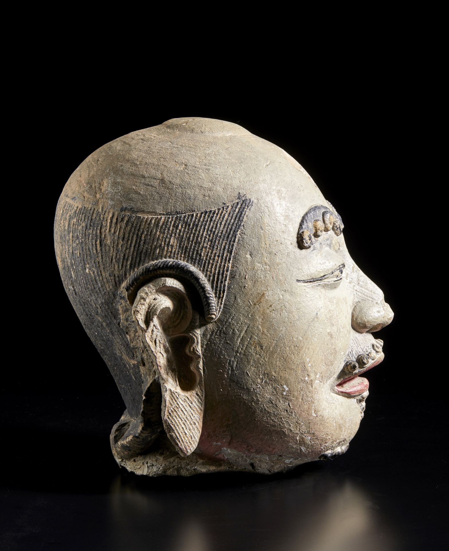 Arte Cinese An impressive polychrome sandstone head of a LuohanChina, Ming dynasty or earlier. - Image 3 of 5