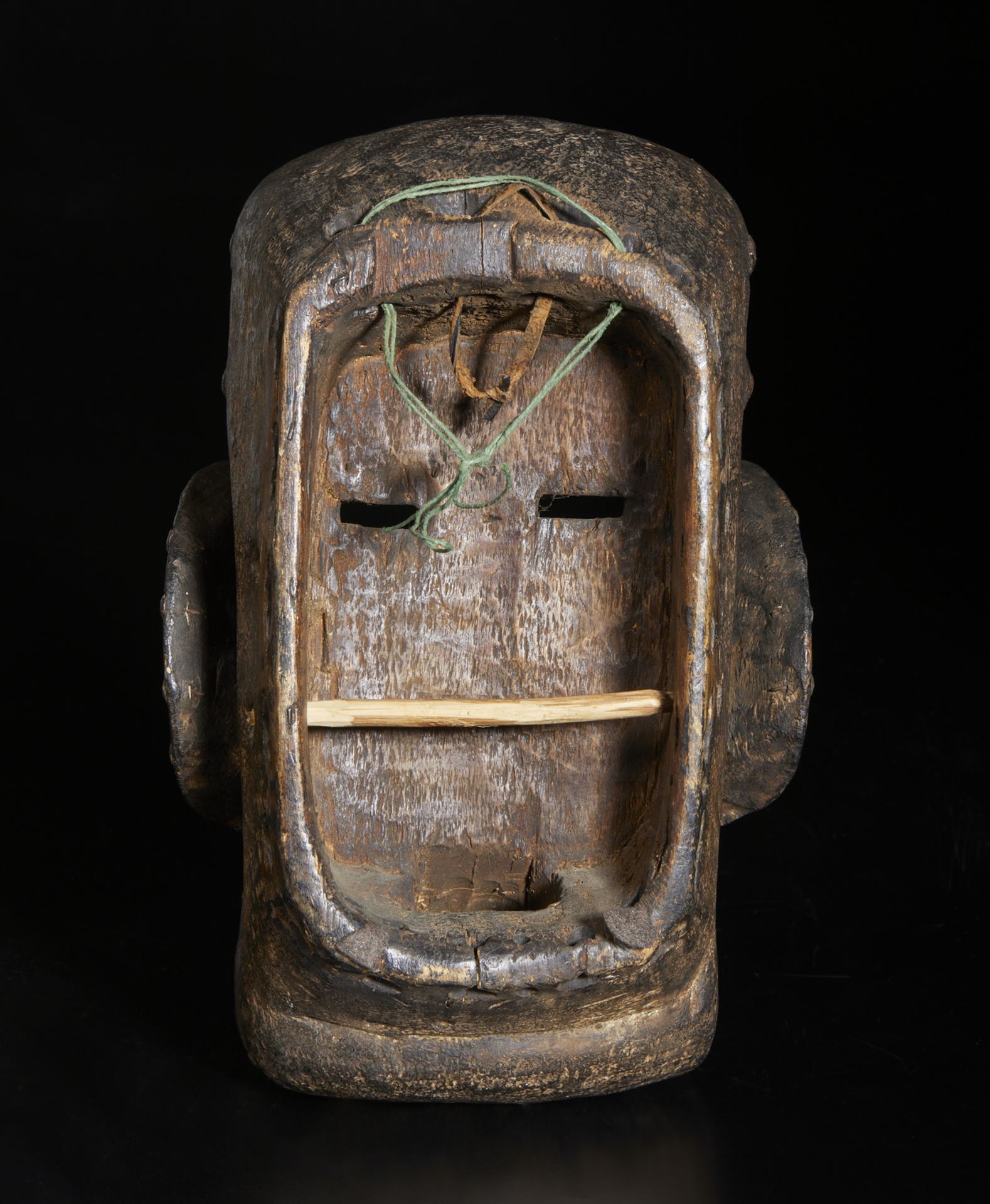Arte africana Liberia/ Ivory Coast, Bete. Wooden mask, leather, studs.Signs of use. - Image 5 of 5