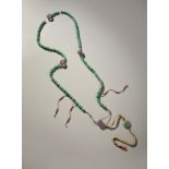 Arte Cinese A jade and semi-precious stone imperial necklace (Cao Zhu). China, Qing dynasty, early