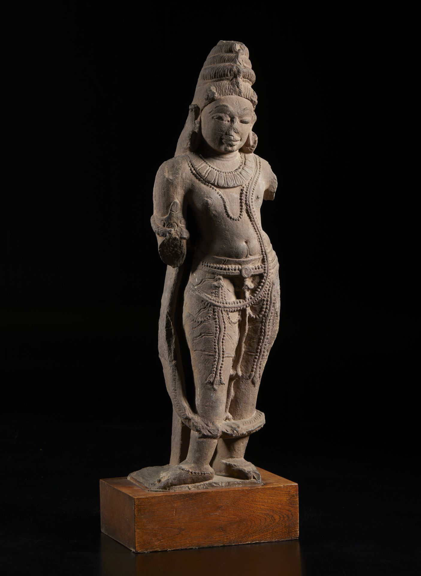 Arte Indiana A sandstone figure of standing Shiva Central India, Madhya Pradesh, Chandella dynasty, - Image 3 of 6