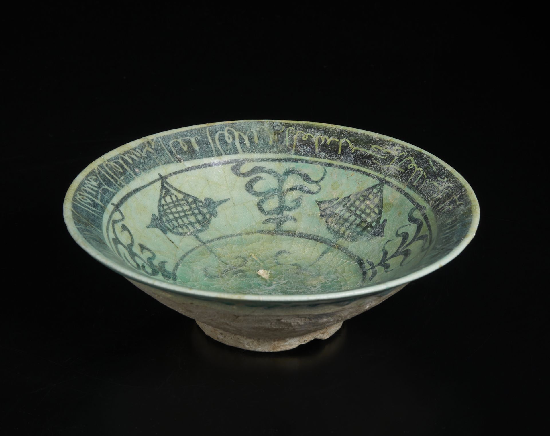 Arte Islamica An underglaze decorated pottery bowl Iran, 12th century . - Image 2 of 4