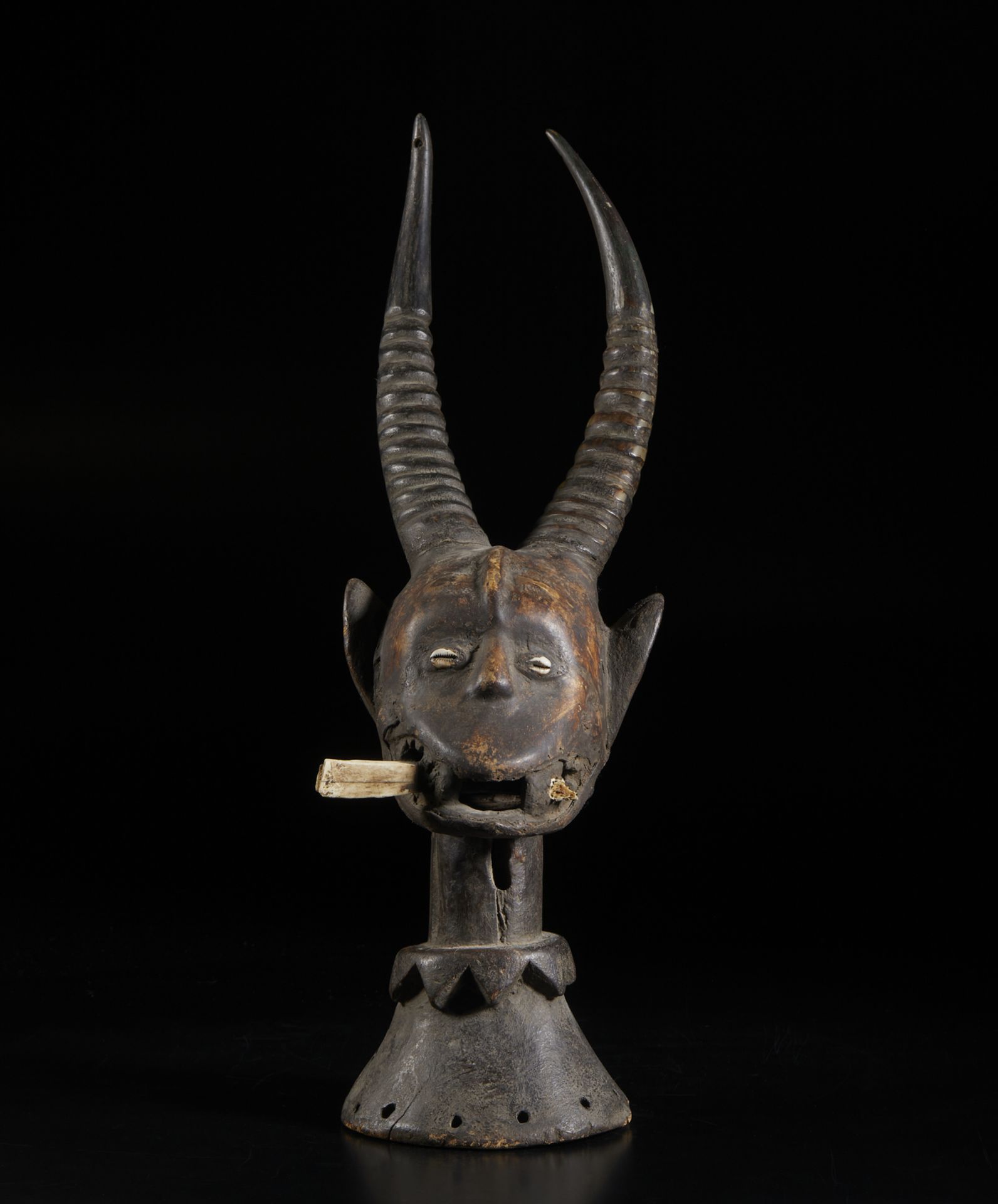 Arte africana Cross River region, Ekoi.Sculpture wood, horn, bone, shells.Signs of use. - Image 2 of 6