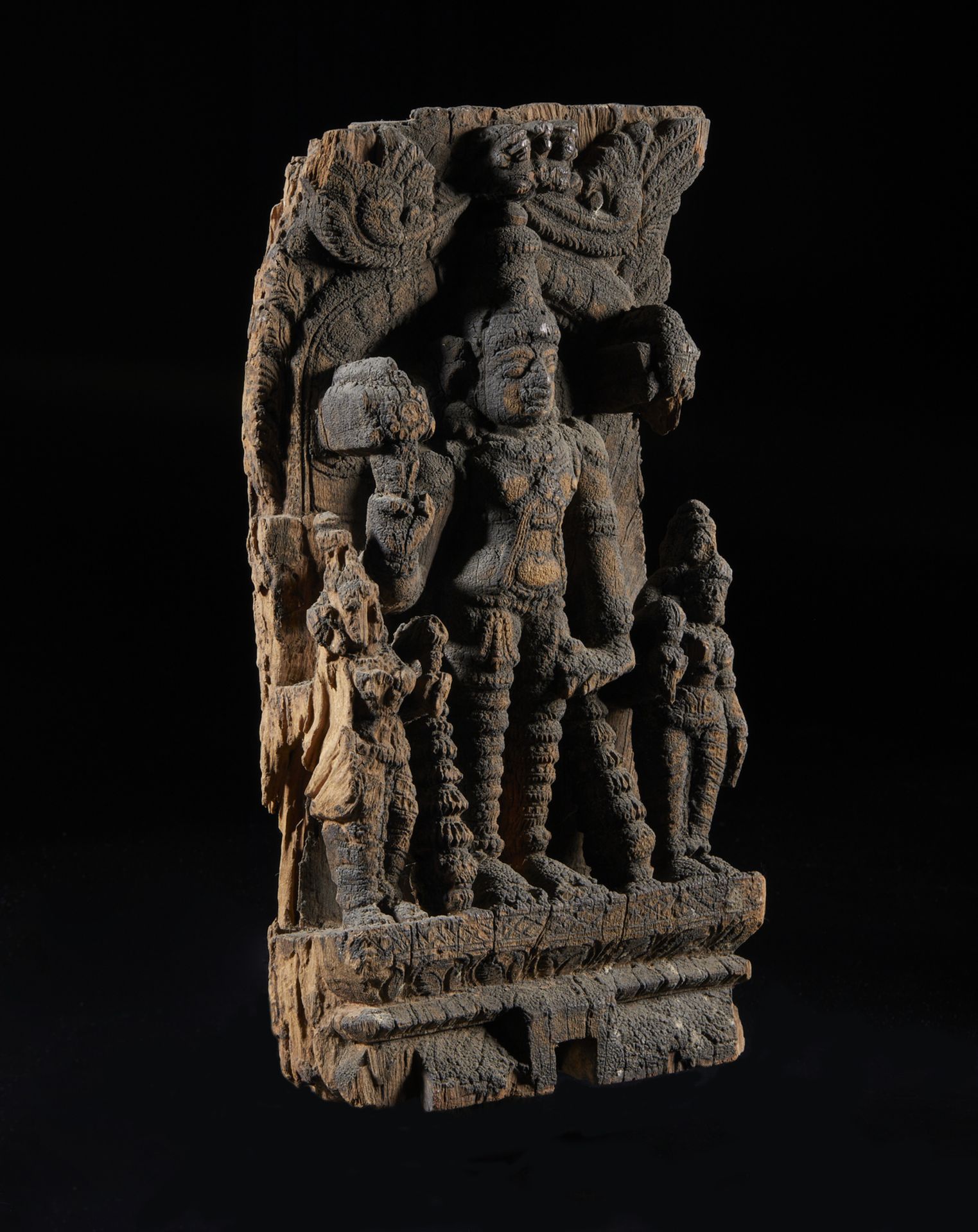 Arte Indiana A wooden panel depicting Lord Vishnu and consorts Southern India, 18th century . - Image 3 of 5