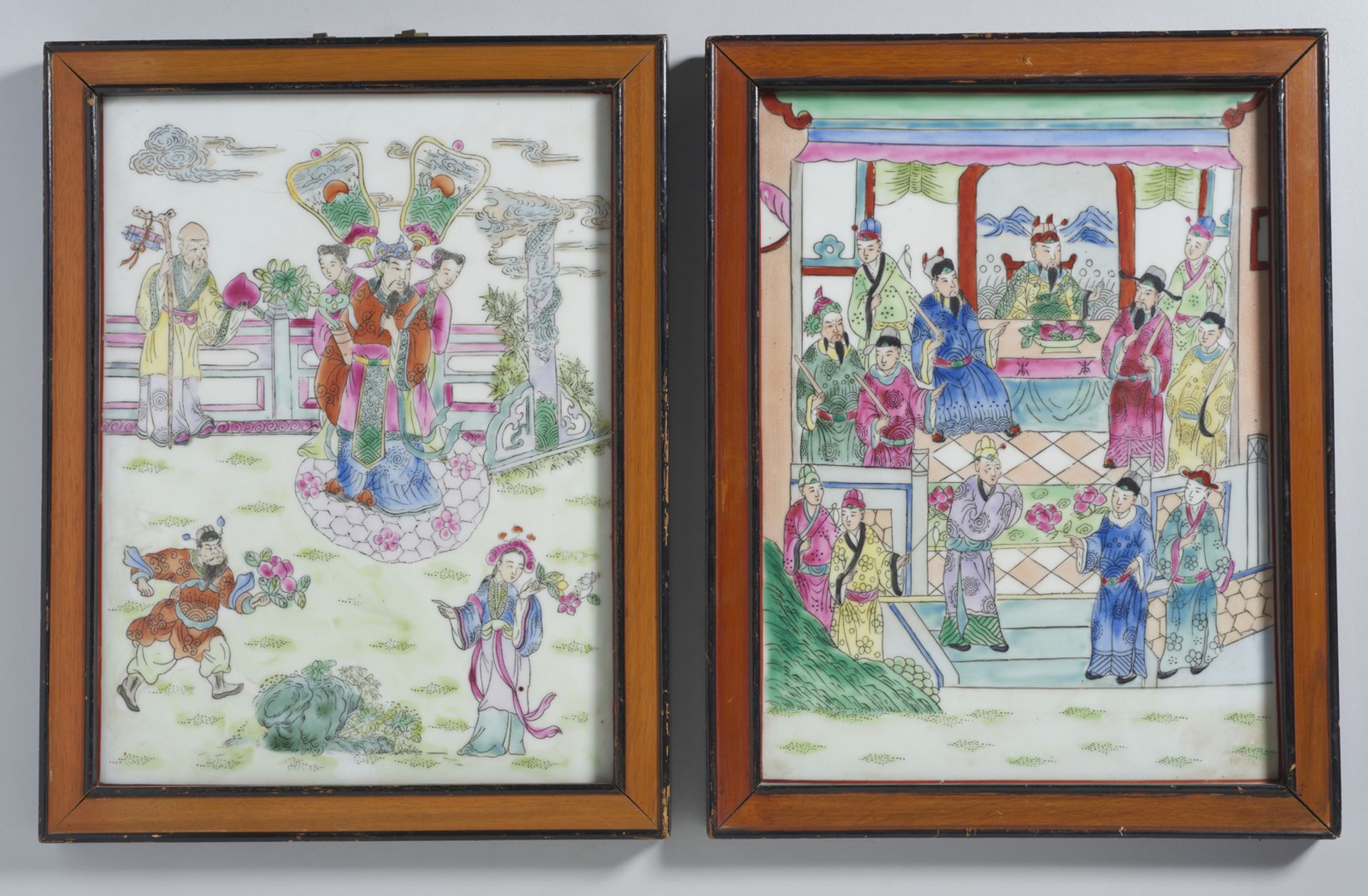 A pari of famille rose porcelain plaques China, 20th century Cm 22,50 x 30,50