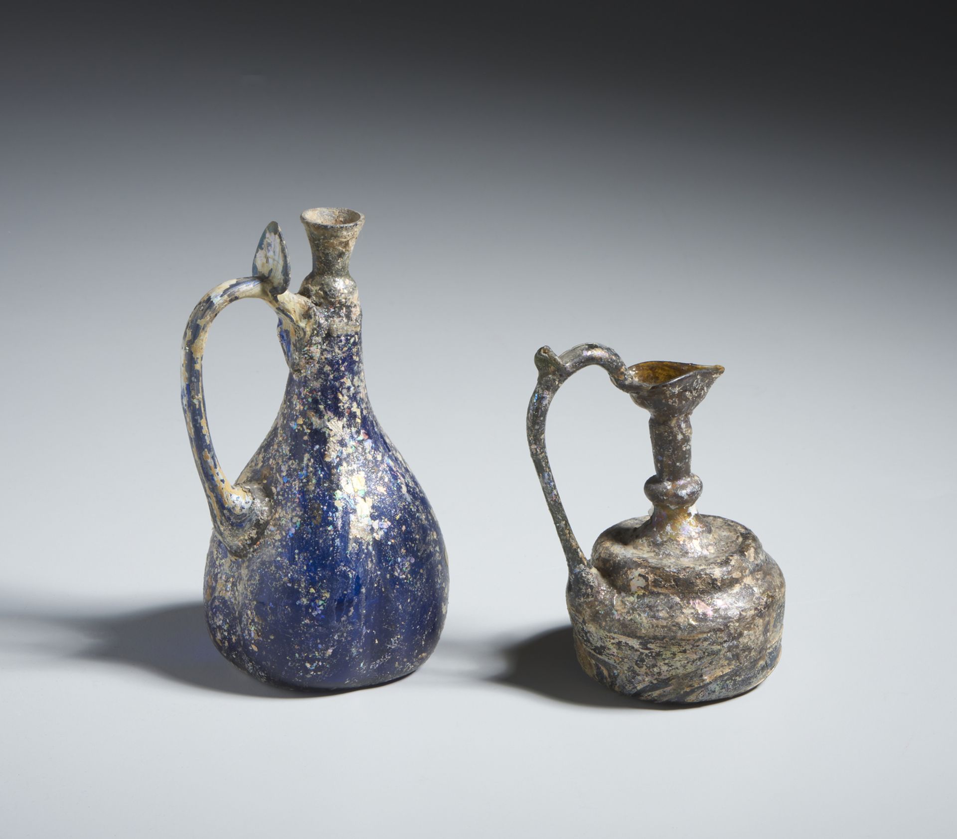 Two glass ewers Persia or Syria, 10th-12th century Cm 9,00 x 17,50 - Image 2 of 3