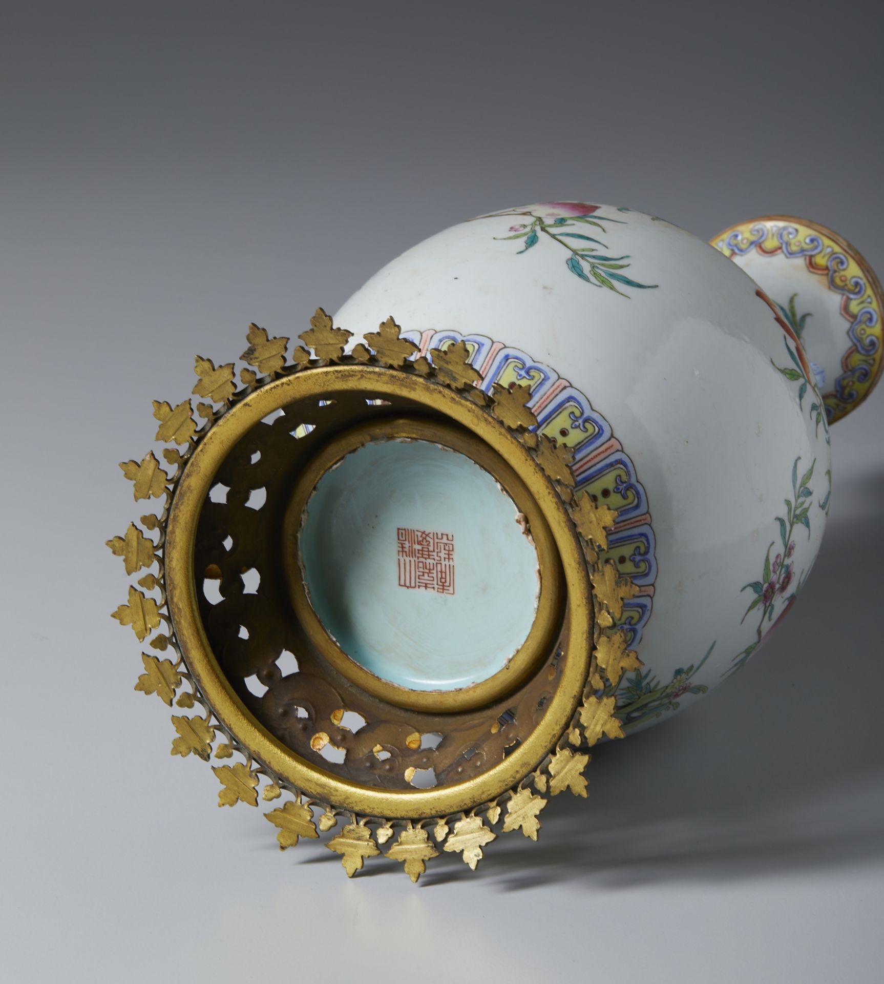 Vase of good luck China, Qing, 19th centurywhite porcelain with polychrome decoration of flowering - Bild 3 aus 3
