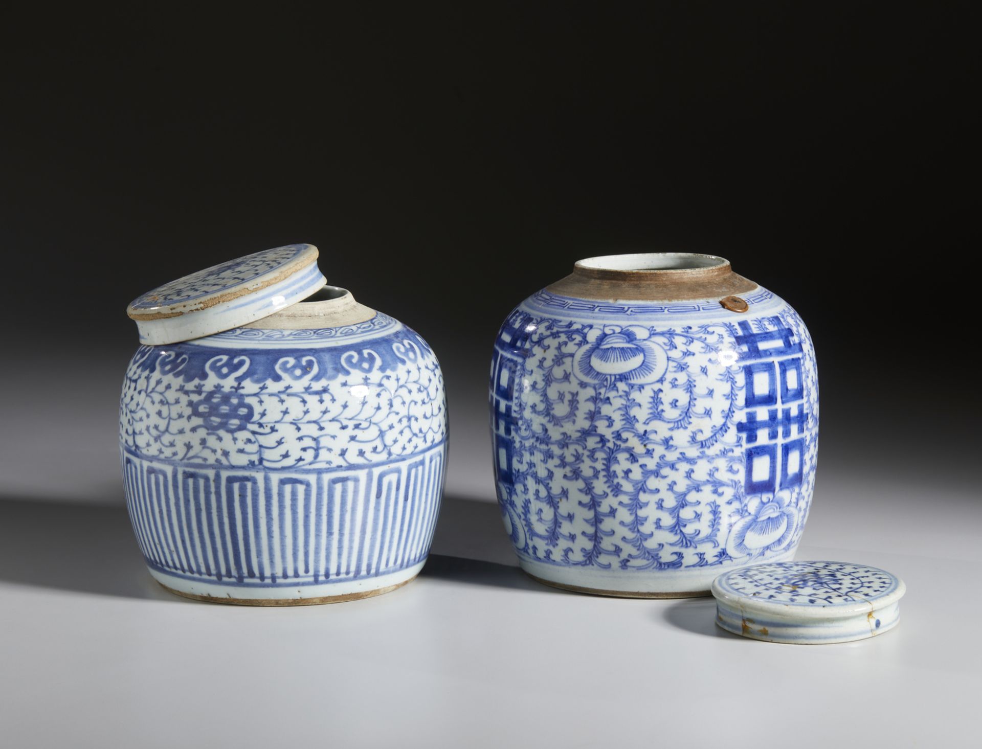 Pair of blue and white porcelain storage jars and covers China, Qing dynasty, 19th century - Image 4 of 5