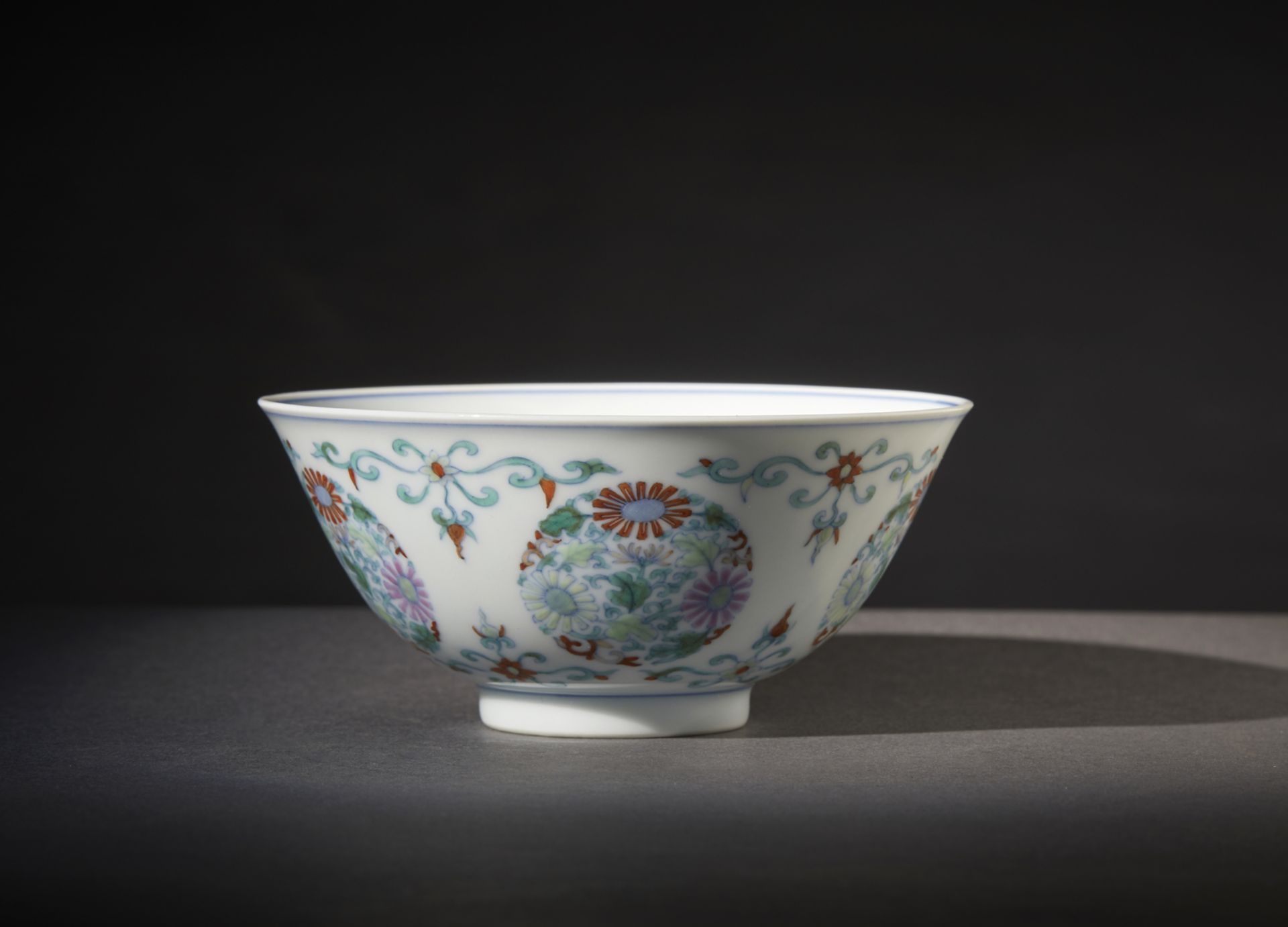 A doucai porcelain cup. Cina, Qing dynasty, 19th century A porcelain cup with elegant doucai