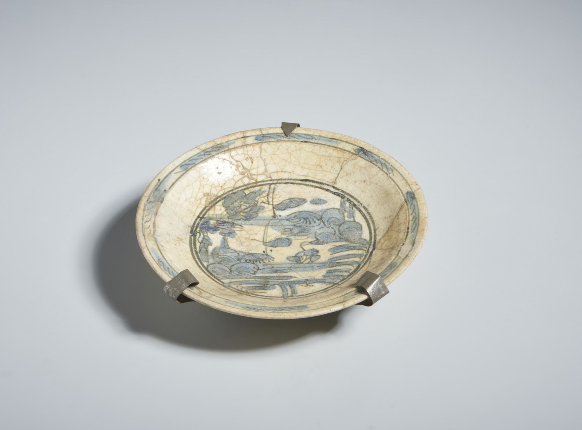 A blue&white porcelain dish with craquelè glaze Vietnam, 16th century Cm 16,00 x 4,00