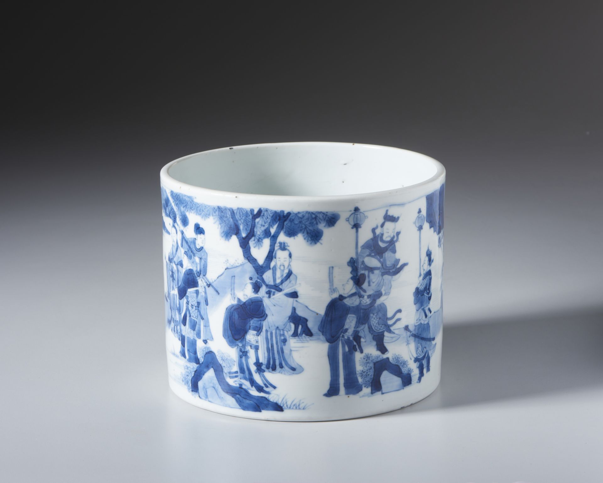 A large blue & white porcelain brushpot (bitong) China, Qing, 18th centuryCm 18,50 x 14,50 - Bild 4 aus 5