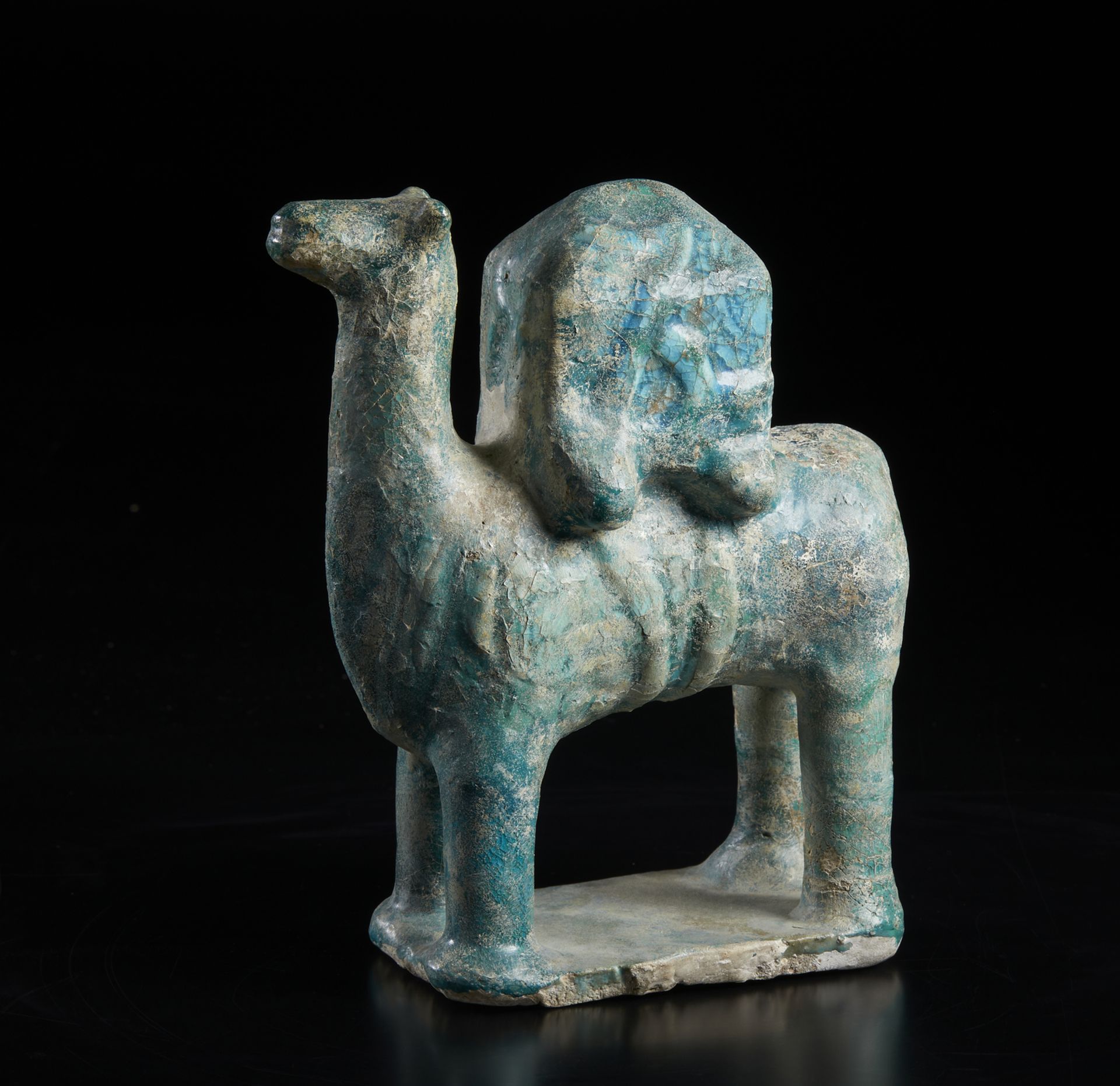 A turquoise glazed model of a camel with mahmal Iran, possibly 13th century or later Fritware - Bild 2 aus 4