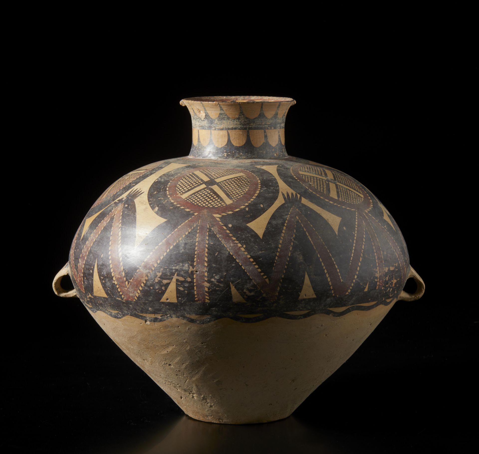 A terracotta jar with abstract and geometric decoration China, Neolithic period Cm 38,00 x 34,00 - Image 4 of 5