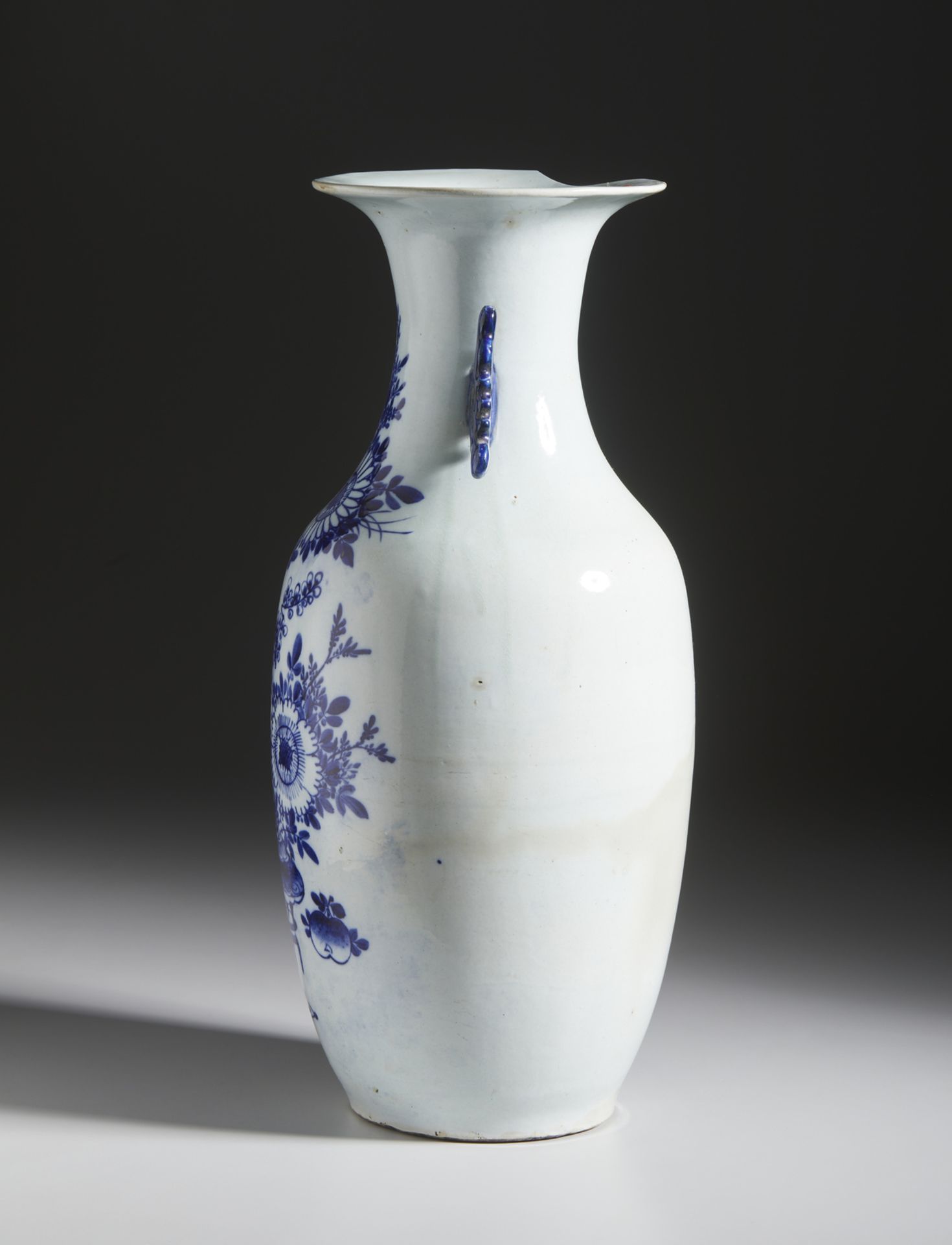 Blue and white porcelain baluster vase China, Republic period, 20th century Cm 25,00 x 56,00 - Image 2 of 4