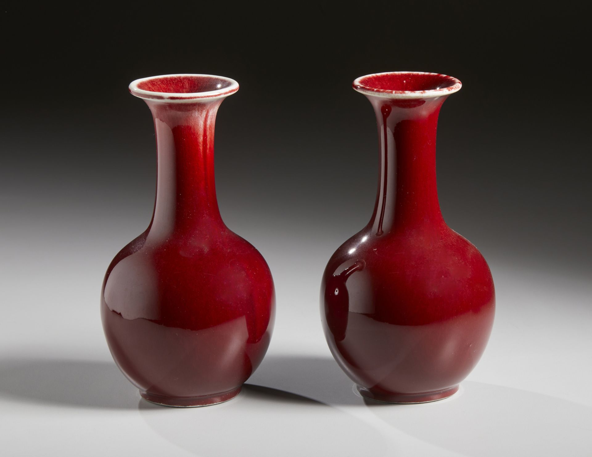 A pair of sang de boeuf porcelain vases bearing a four charcter zhuanshu mark at the base China, - Bild 2 aus 3