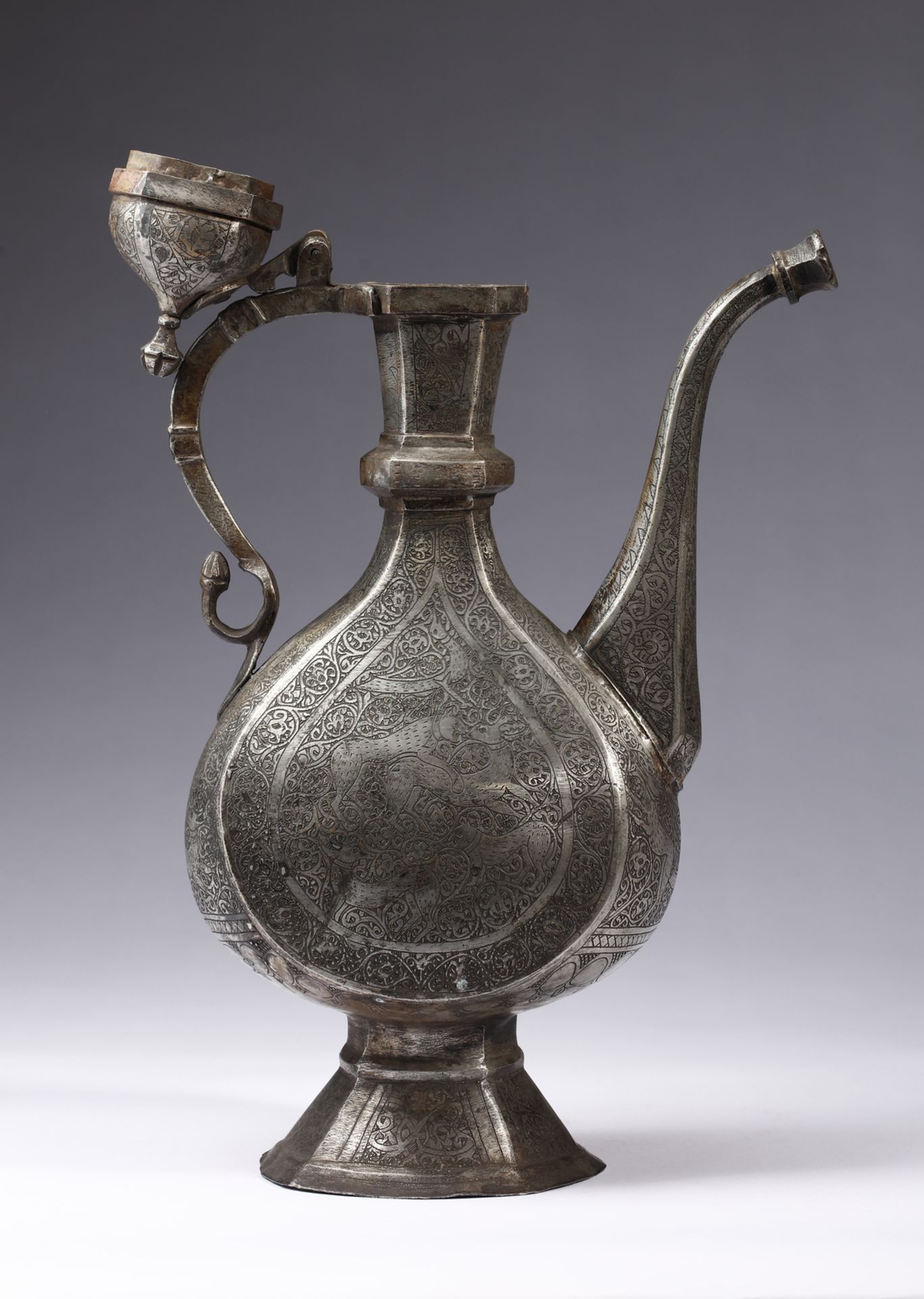 A large metal ewer (aftaba) engraved with scrolls and animals in combat Persia, 19th century Spout - Bild 3 aus 5