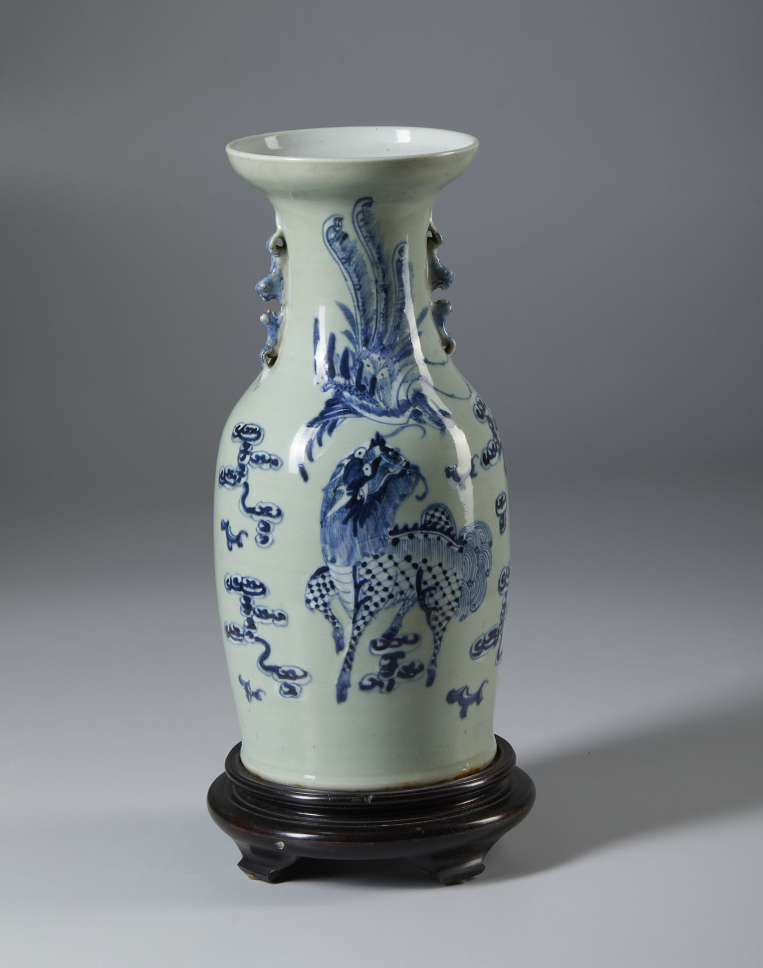 A blue and white pocelain baluster vase painted with pho dog China, late 19th century Cm 20,00 x