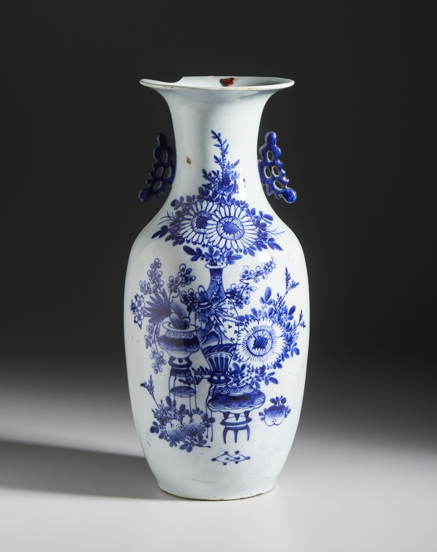 Blue and white porcelain baluster vase China, Republic period, 20th century Cm 25,00 x 56,00